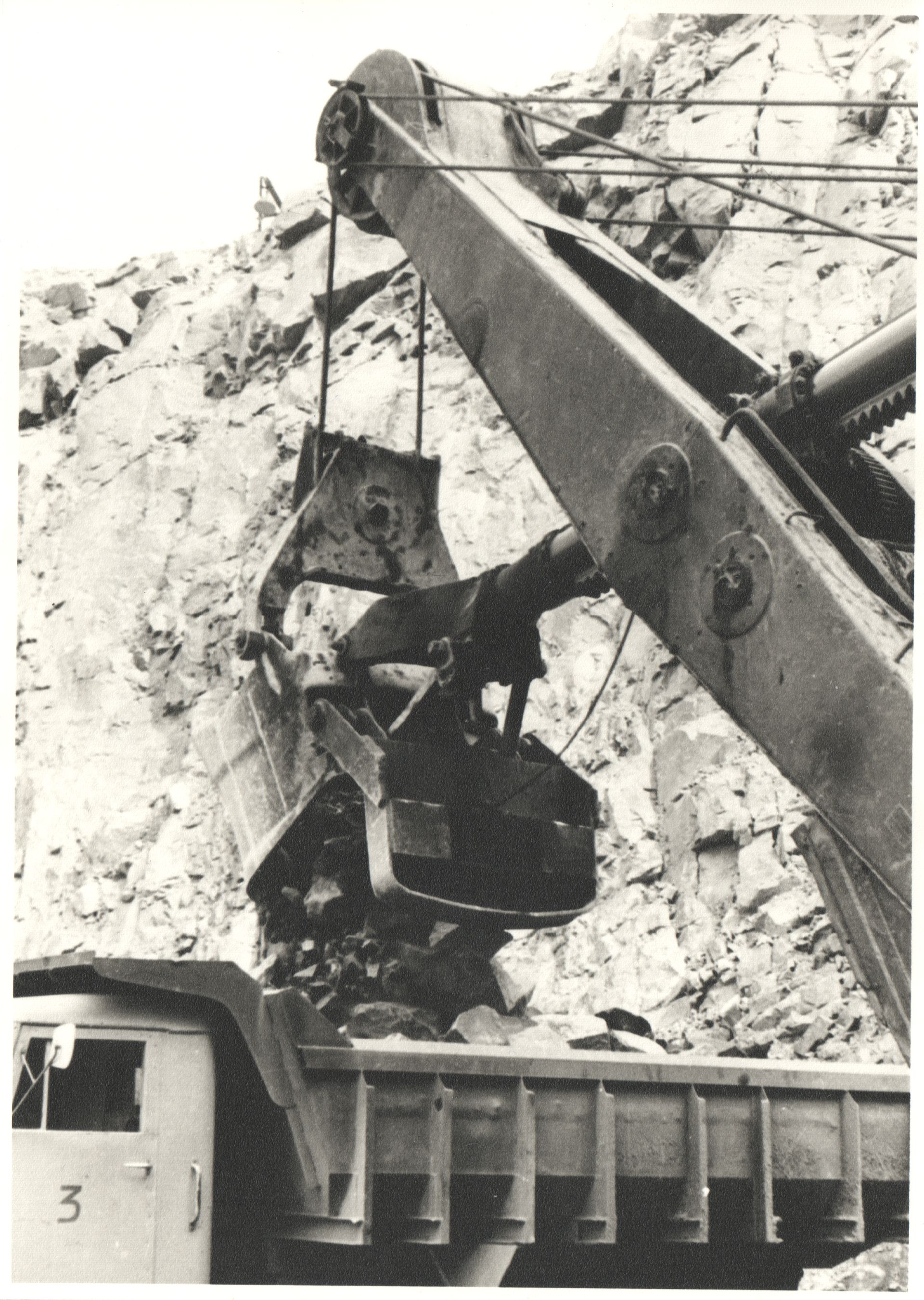 Beladung eines sowjetischen Kippers im Steinbruch Lüptitz (Museum Steinarbeiterhaus Hohburg CC BY-NC-SA)