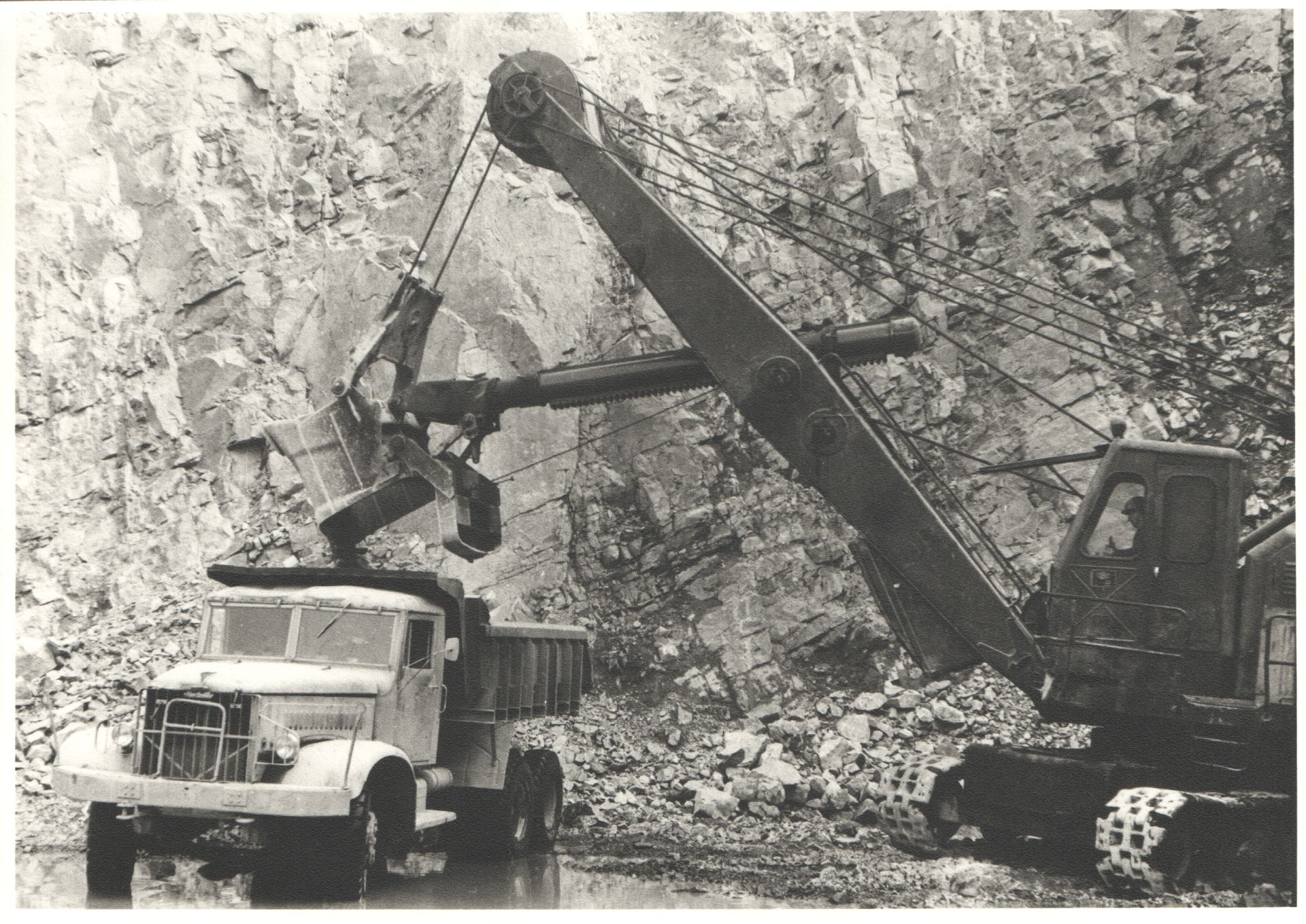 Beladung eines Kippers im Steinbruch Lüptitz (Museum Steinarbeiterhaus Hohburg CC BY-NC-SA)