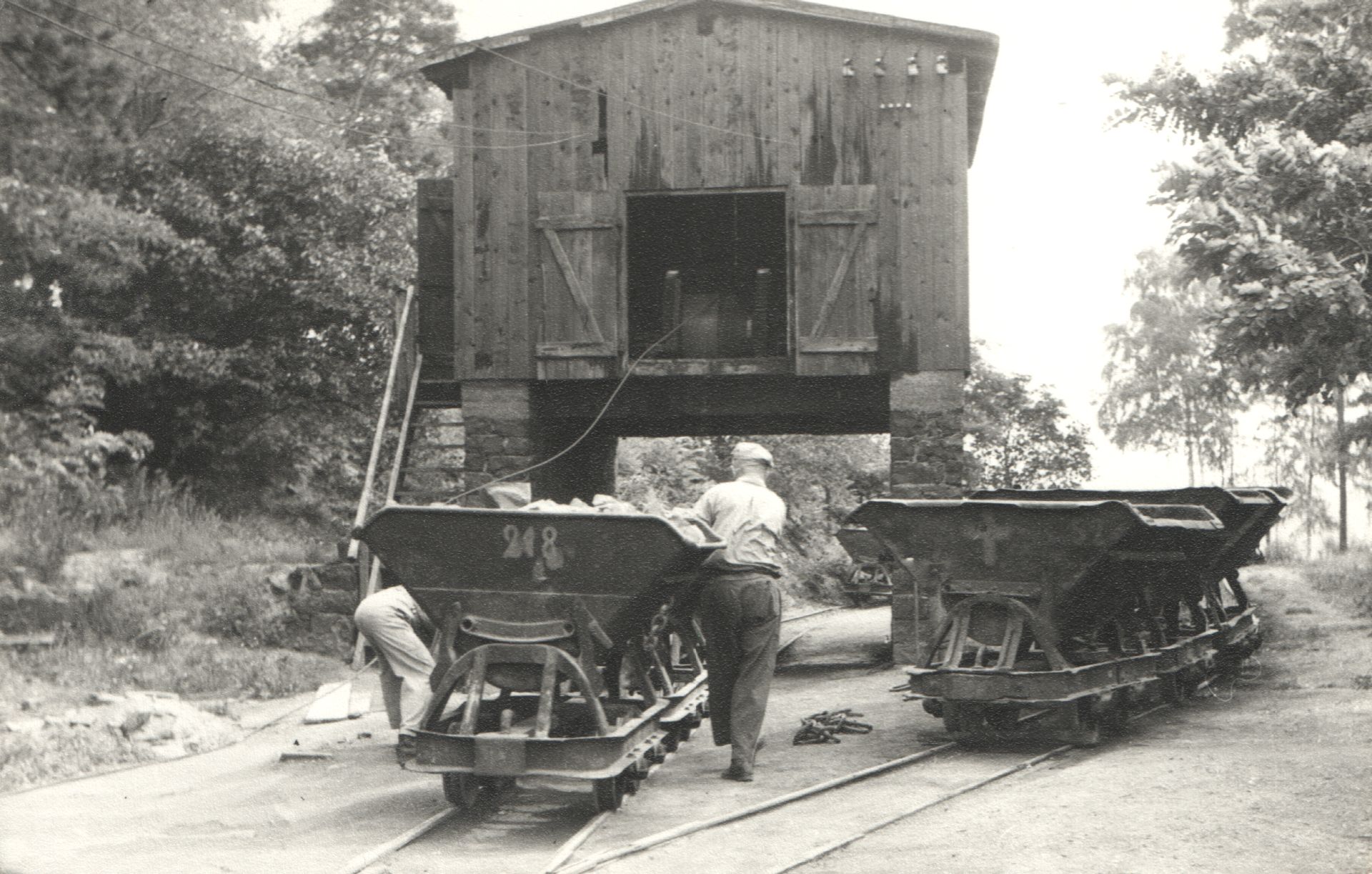 Steinarbeiter mit Lore an der Aufzugwinde (Museum Steinarbeiterhaus Hohburg CC BY-NC-SA)