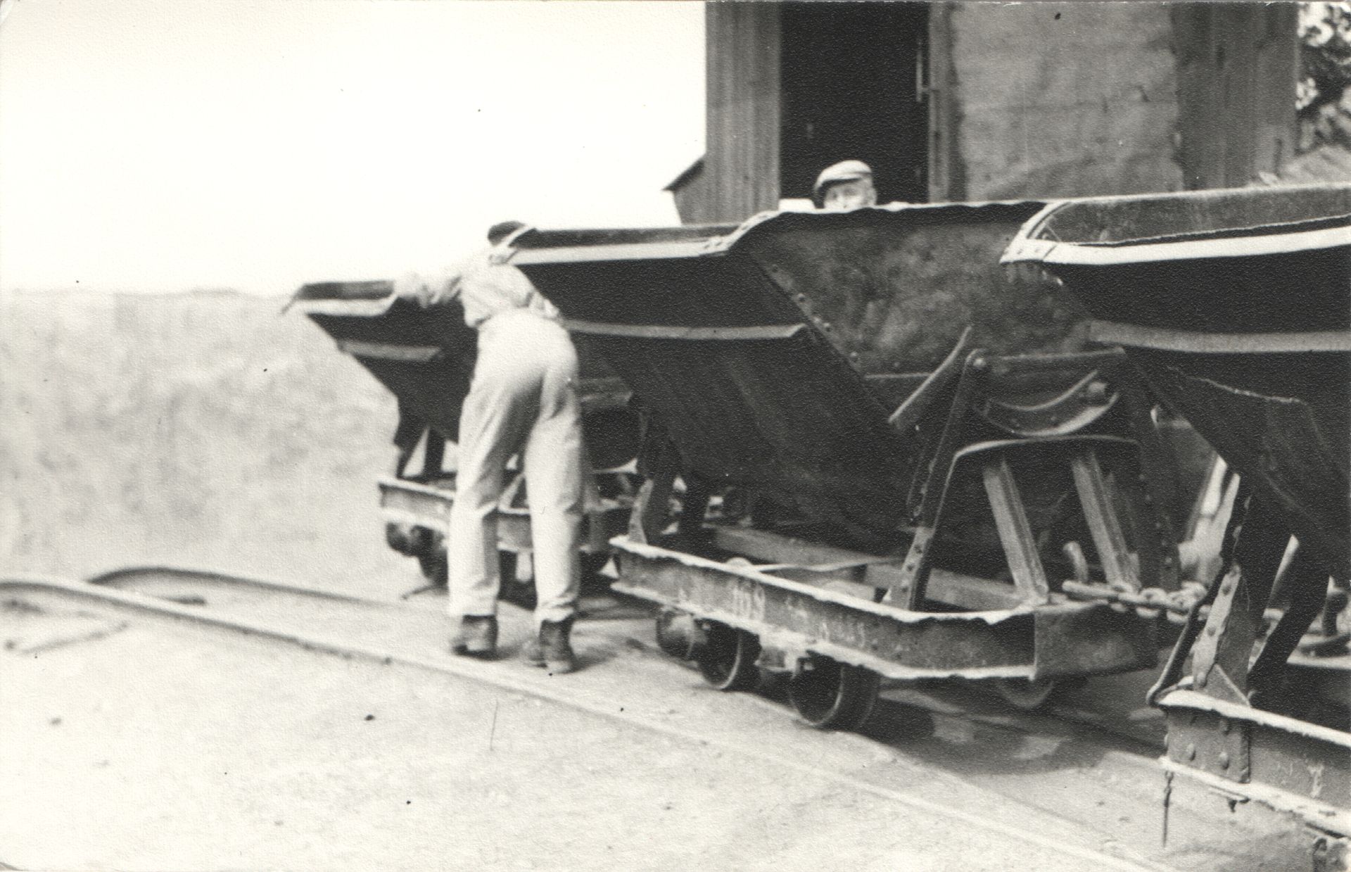 Steinarbeiter mit Lore an der Aufzugswinde (Museum Steinarbeiterhaus Hohburg CC BY-NC-SA)