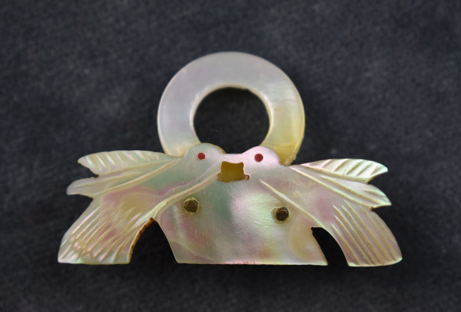 Brosche aus Perlmutter mit Tauben (Perlmutter- und Heimatmuseum Adorf CC BY-NC-SA)