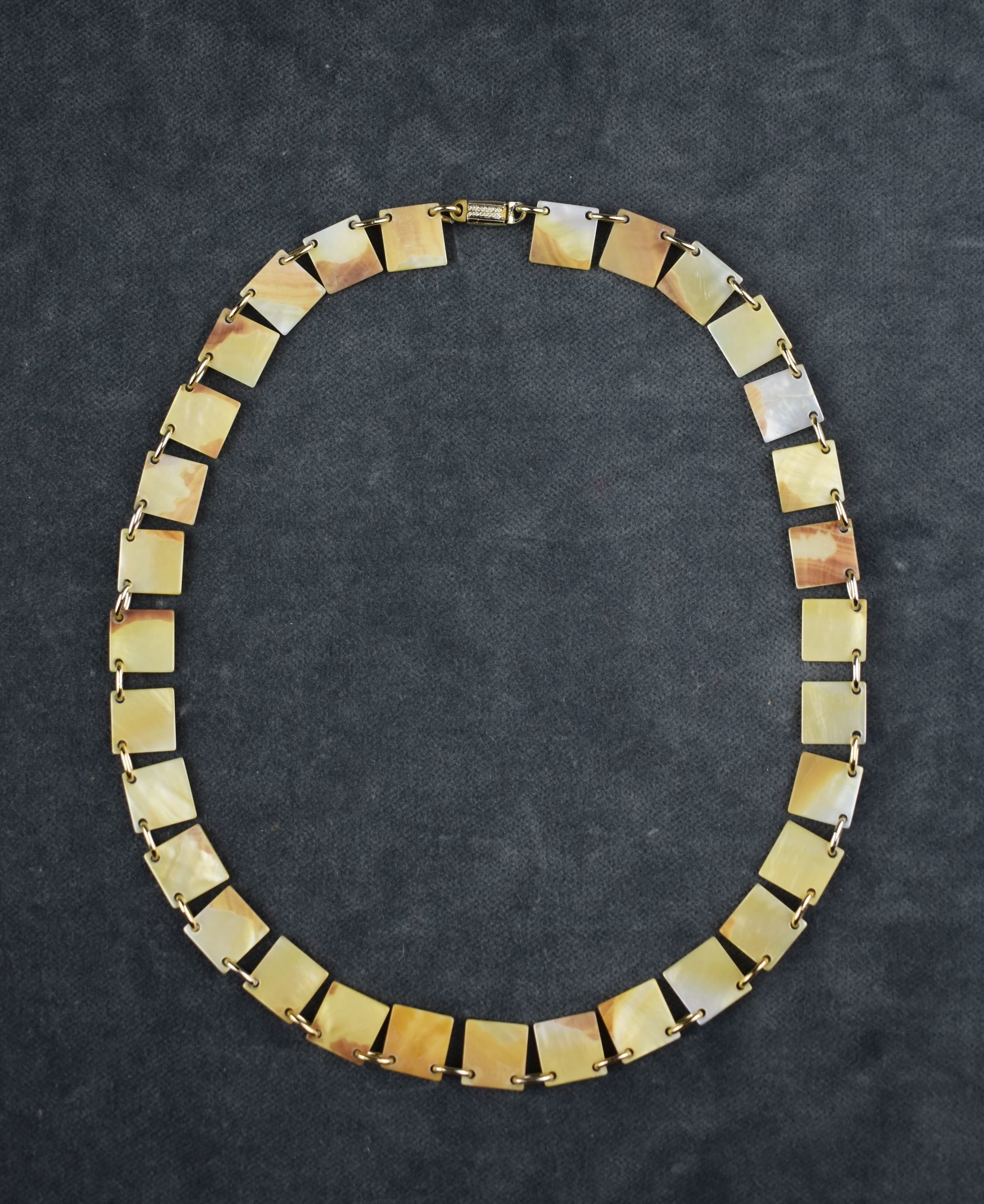 Halskette (Perlmutter- und Heimatmuseum Adorf CC BY-NC-SA)