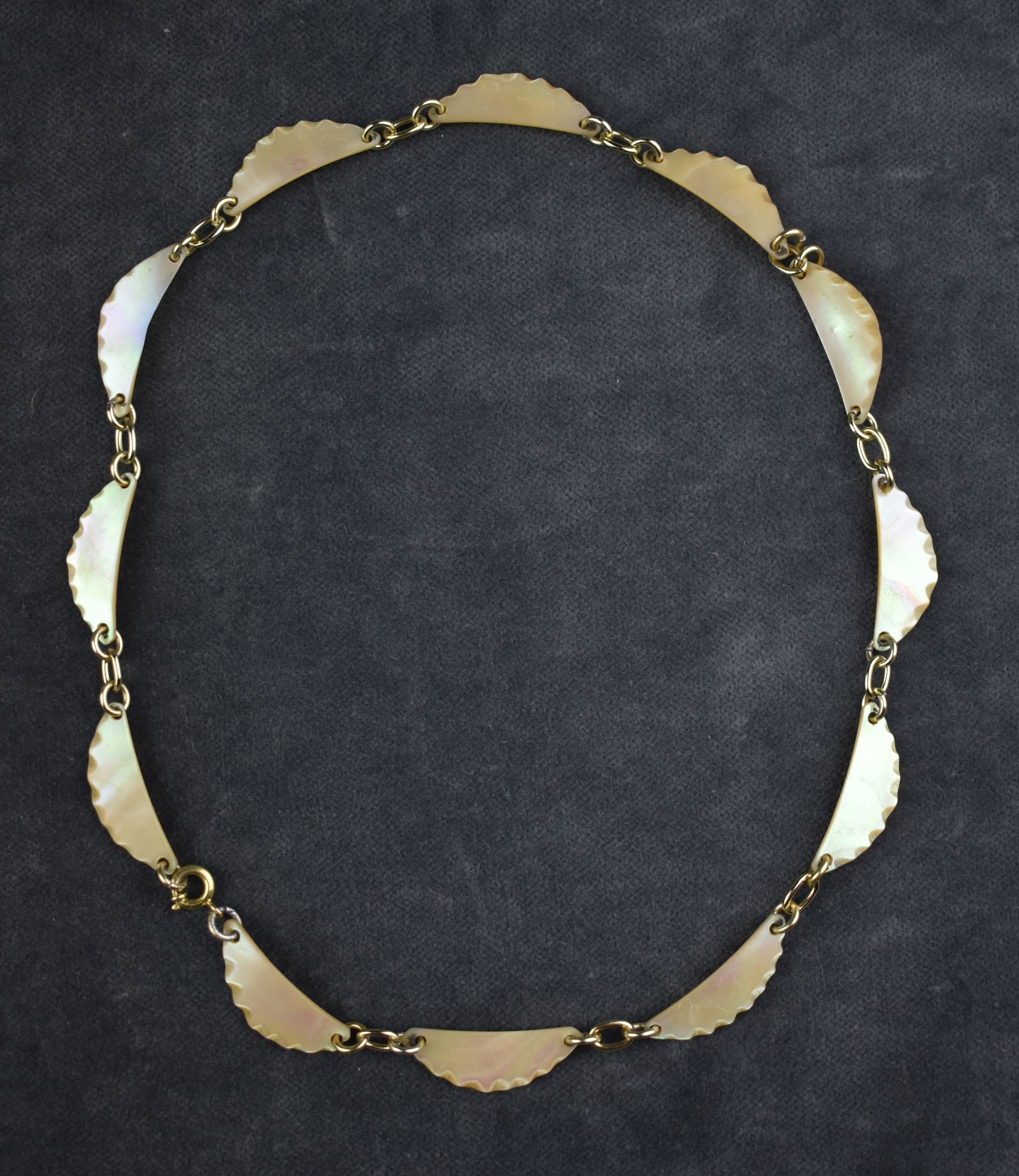 Halskette mit Perlmutter (Perlmutter- und Heimatmuseum Adorf CC BY-NC-SA)