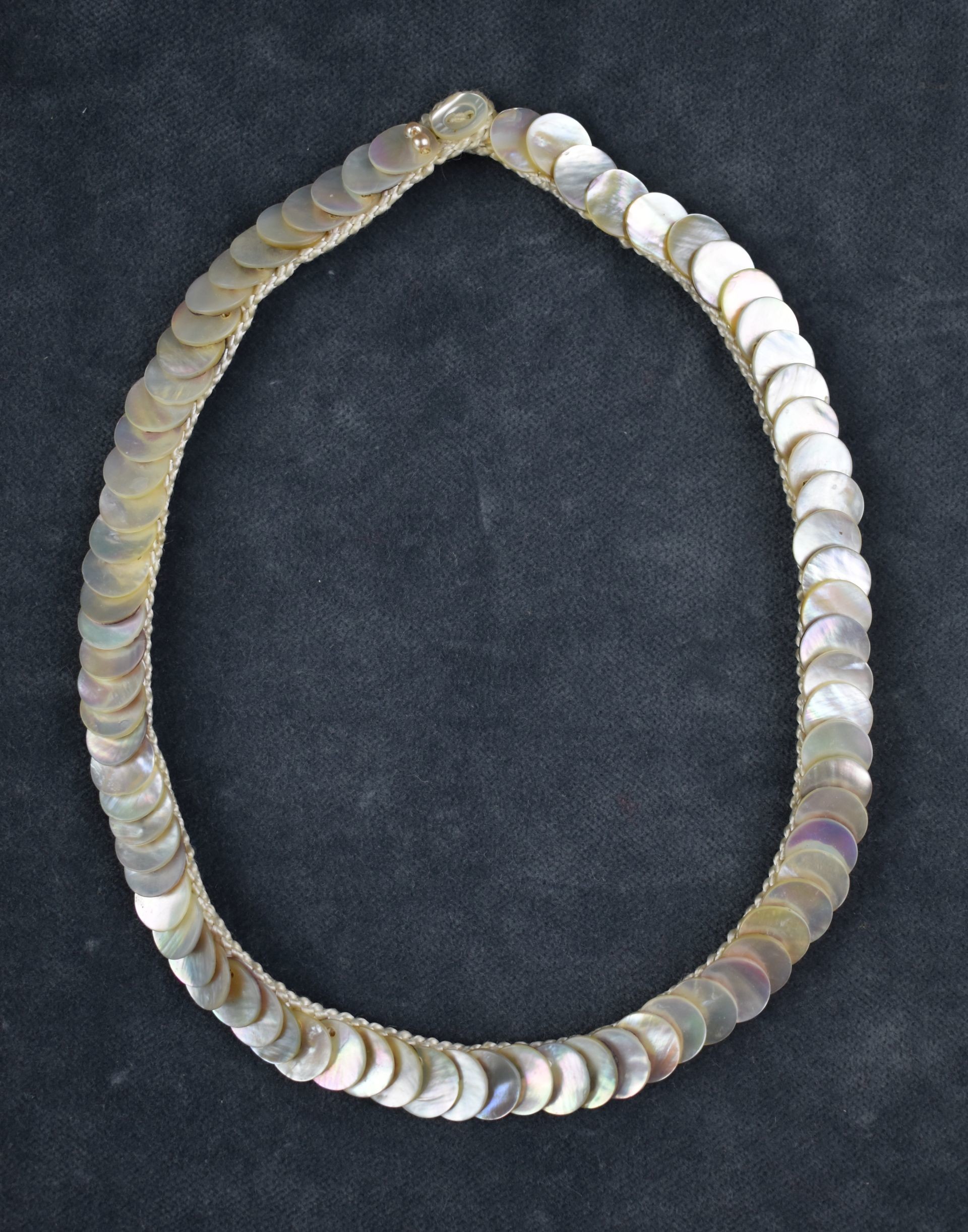 Halskette mit runden Perlmutterplättchen (Perlmutter- und Heimatmuseum Adorf CC BY-NC-SA)