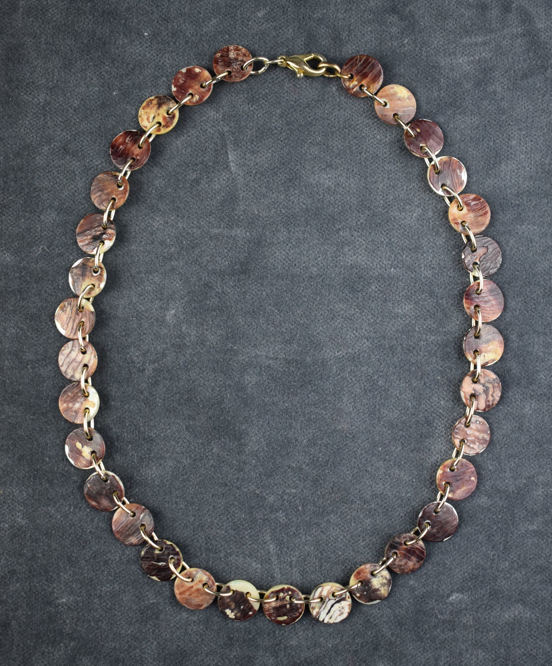 Halskette runden, dunklen Perlmutterplättchen (Perlmutter- und Heimatmuseum Adorf CC BY-NC-SA)