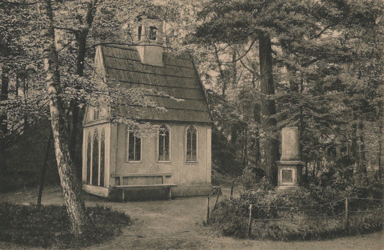 Parkanlage Monplaisir Niesky, Kapelle und Schordansäule (Museum Niesky CC BY-NC-ND)