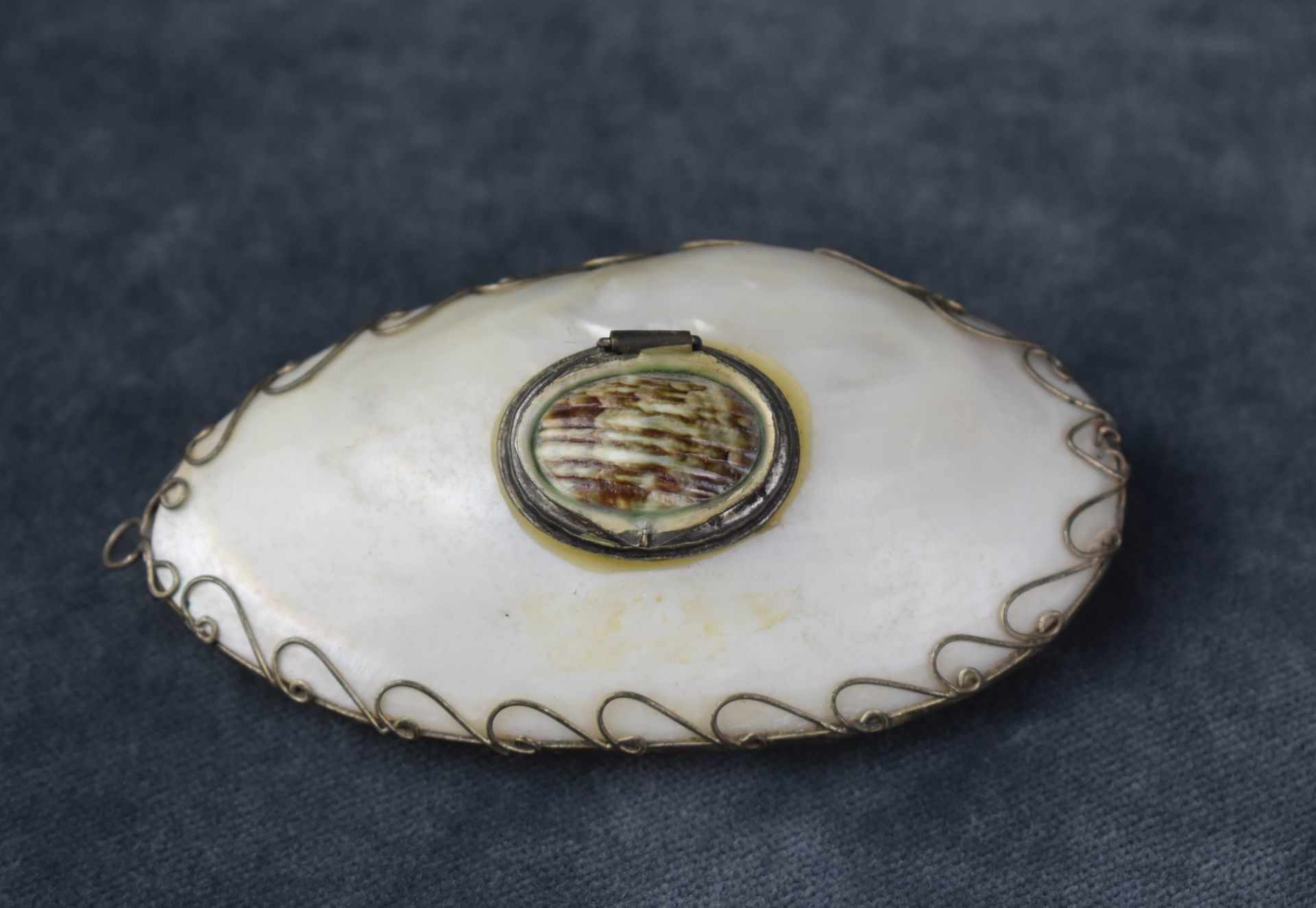 Pillendose aus Muschelschale der Flussperlmuschel (Perlmutter- und Heimatmuseum Adorf CC BY-NC-SA)