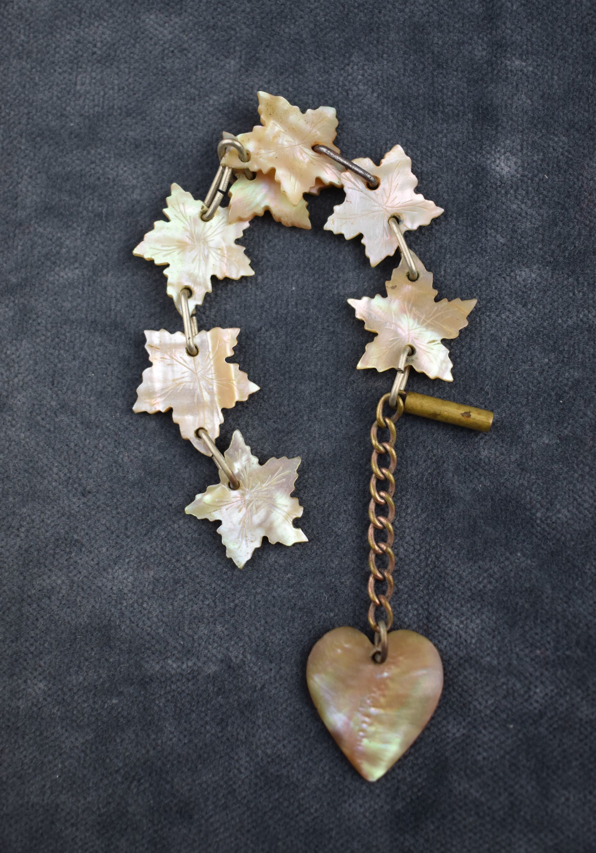 Rosenkranzteile aus Perlmutter (Perlmutter- und Heimatmuseum Adorf CC BY-NC-SA)