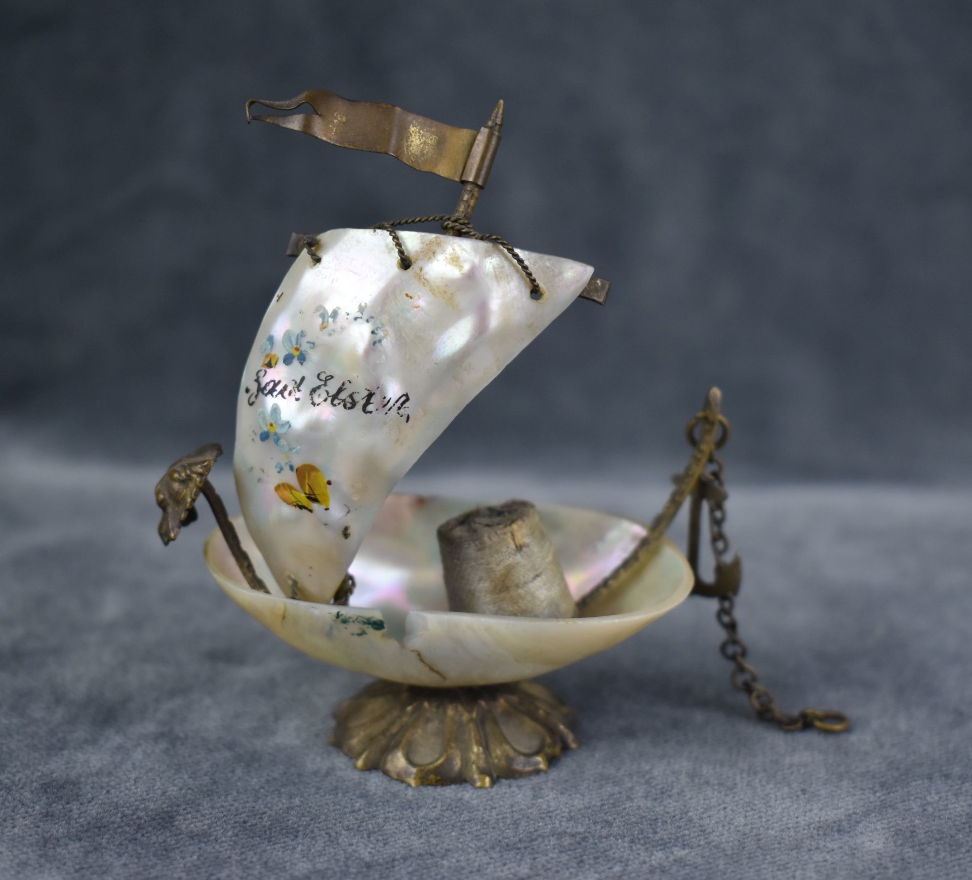 Segelschiff als Fingerhuthalter (Perlmutter- und Heimatmuseum Adorf CC BY-NC-SA)