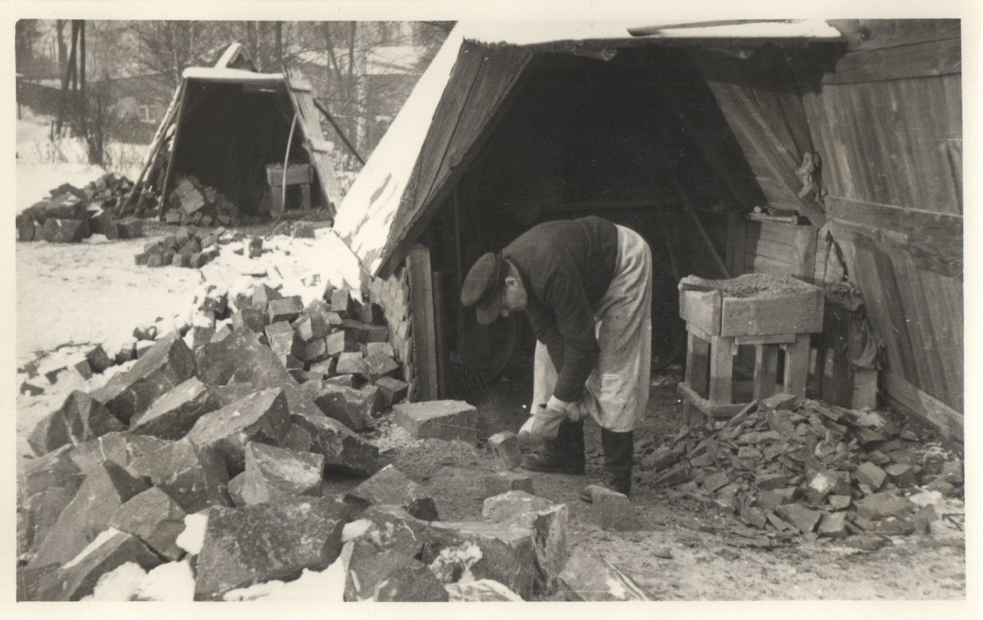 Vier Fotografien eines Bossierers im Steinbruch Breiter Berg (Museum Steinarbeiterhaus Hohburg CC BY-NC-SA)