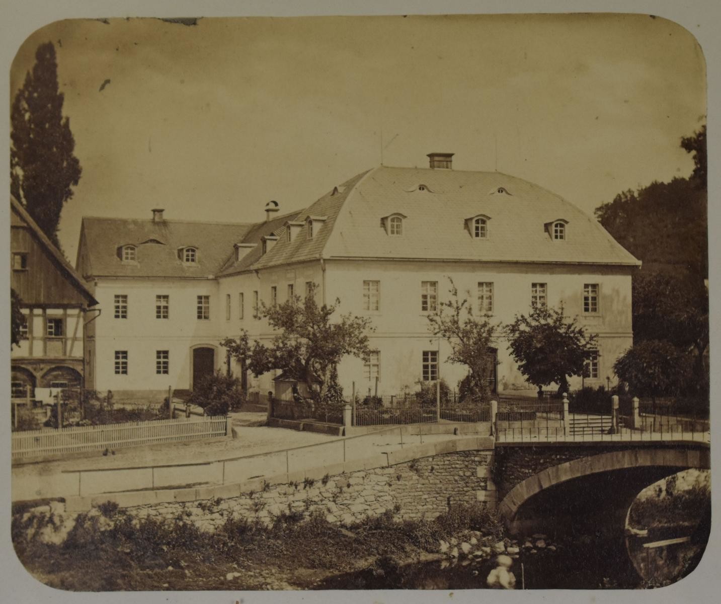 Fotografie mit Ansicht des Kupferhauses (Deutsches Damast- und Frottiermuseum CC BY-NC-ND)