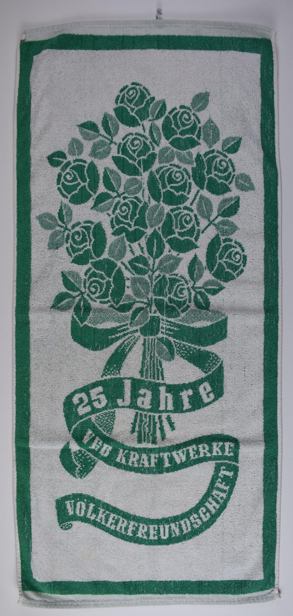 Handtuch "25 Jahre VEB Kraftwerke Völkerfreundschaft" (Deutsches Damast- und Frottiermuseum CC BY-NC-ND)