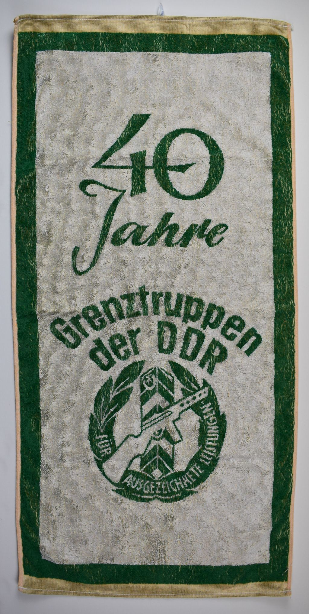 Handtuch "40 Jahre Grenztruppen der DDR" (Deutsches Damast- und Frottiermuseum CC BY-NC-ND)