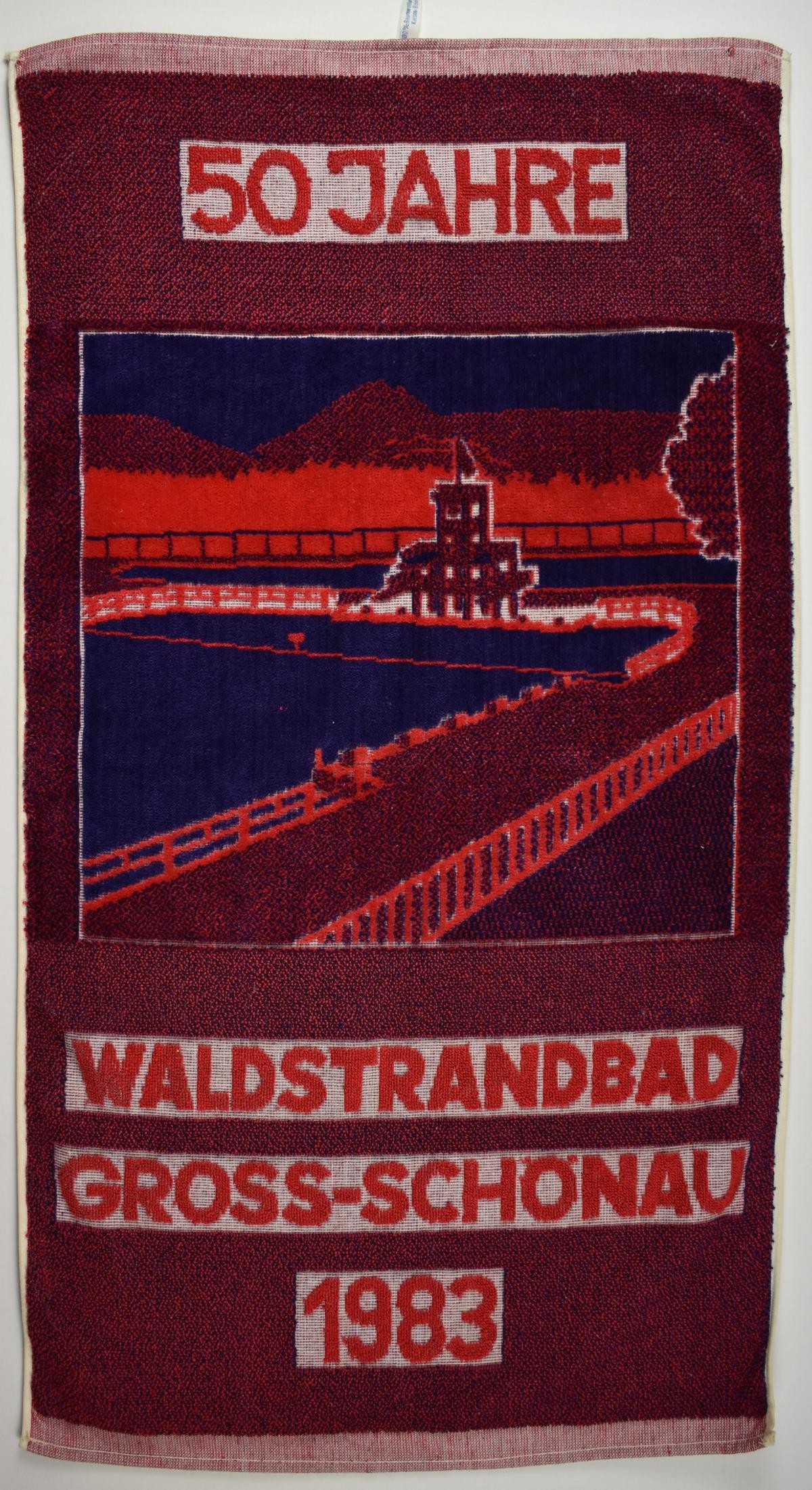 Handtuch "50 Jahre Waldstrandbad Großschönau 1983" (Deutsches Damast- und Frottiermuseum CC BY-NC-SA)