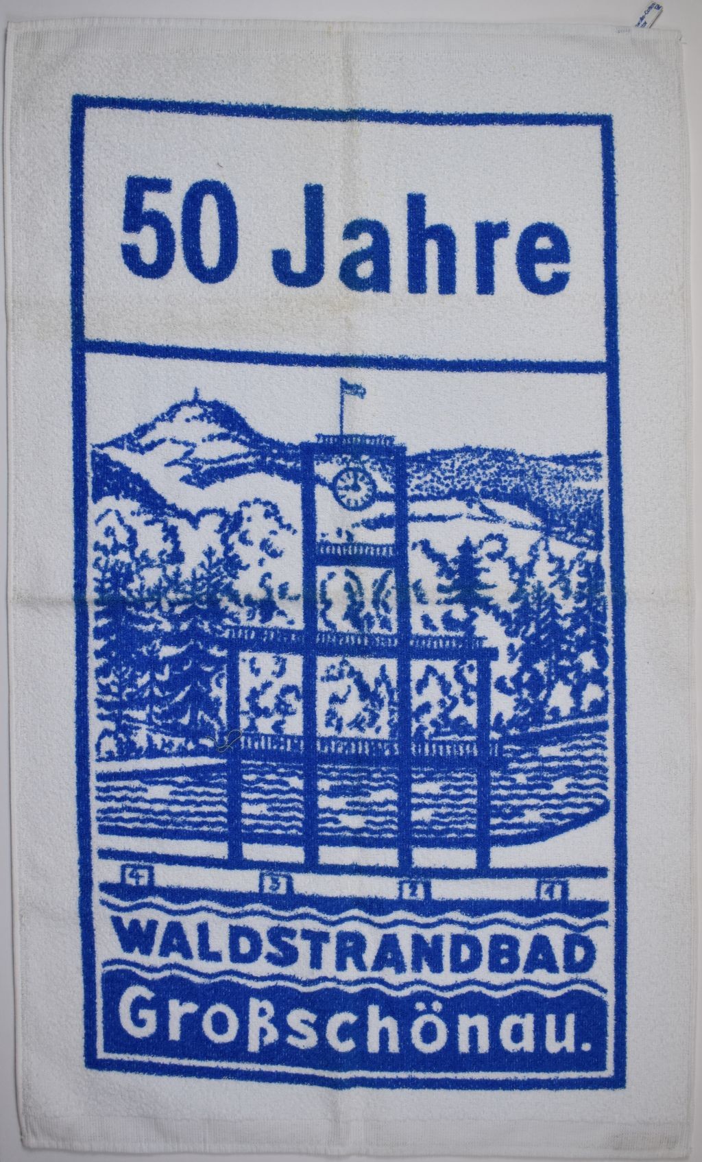 Handtuch "50 Jahre Waldstrandbad Großschönau" (Deutsches Damast- und Frottiermuseum CC BY-NC-ND)