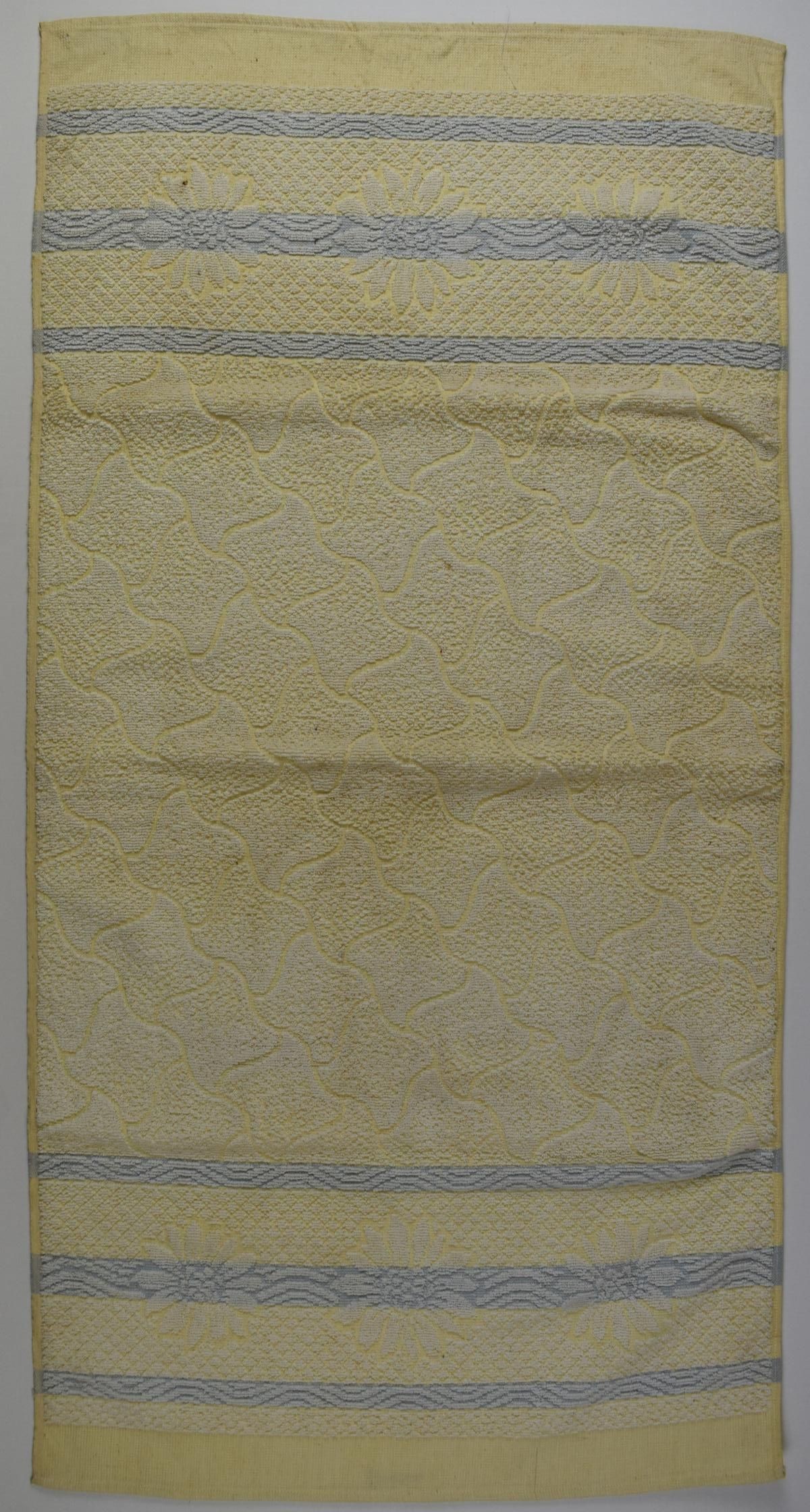 Handtuch mit Blütenborte und Hahnentrittmuster (Deutsches Damast- und Frottiermuseum CC BY-NC-ND)