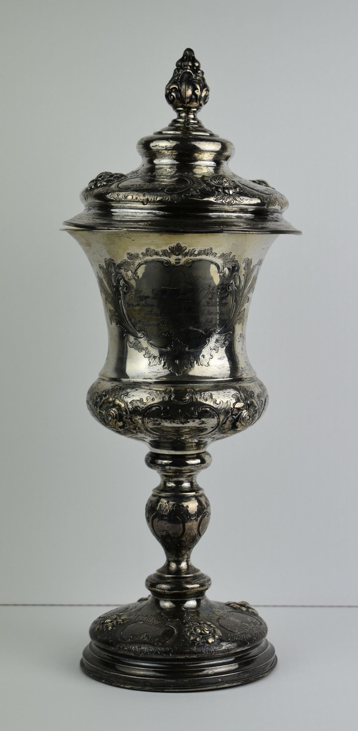 Pokal zum Firmenjubiläum 1857 (Deutsches Damast- und Frottiermuseum CC BY-NC-ND)