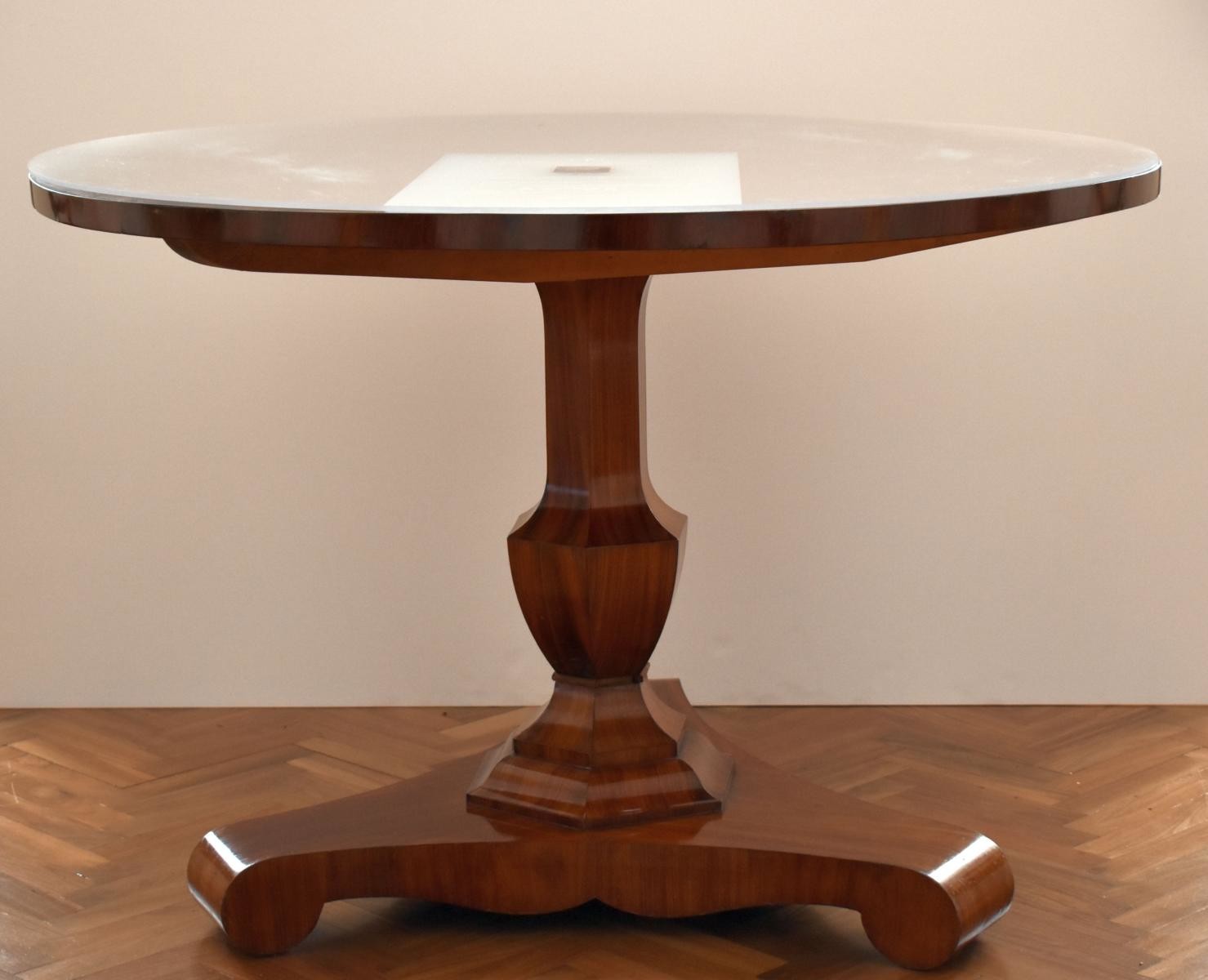 Runder Tisch im Stil des Biedermeier (Deutsches Damast- und Frottiermuseum CC BY-NC-ND)