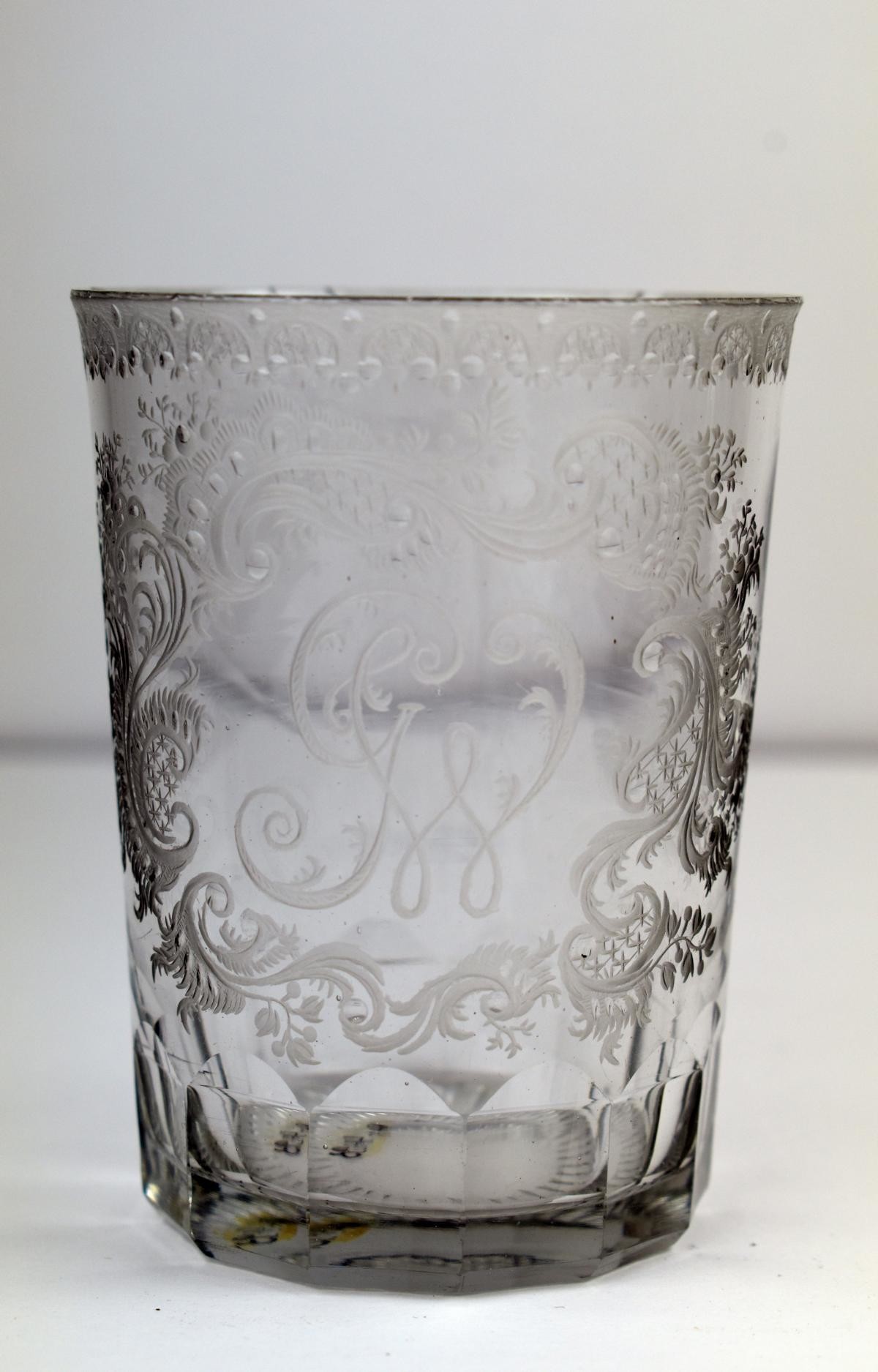 Trinkglas mit dem Monogramm G. W. (Deutsches Damast- und Frottiermuseum CC BY-NC-ND)