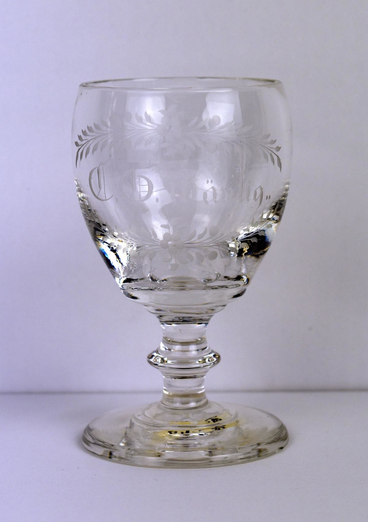 Weinglas mit dem Namen C. G. Wäntig (Deutsches Damast- und Frottiermuseum CC BY-NC-ND)