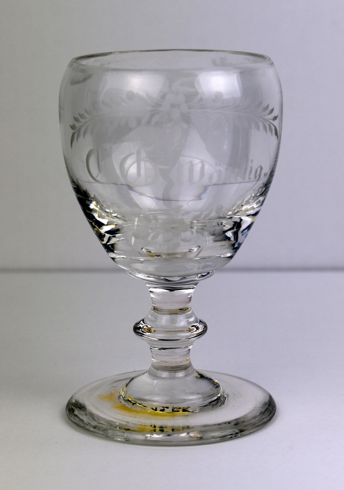 Weinglas mit dem Namen C. G. Wäntig (Deutsches Damast- und Frottiermuseum CC BY-NC-ND)
