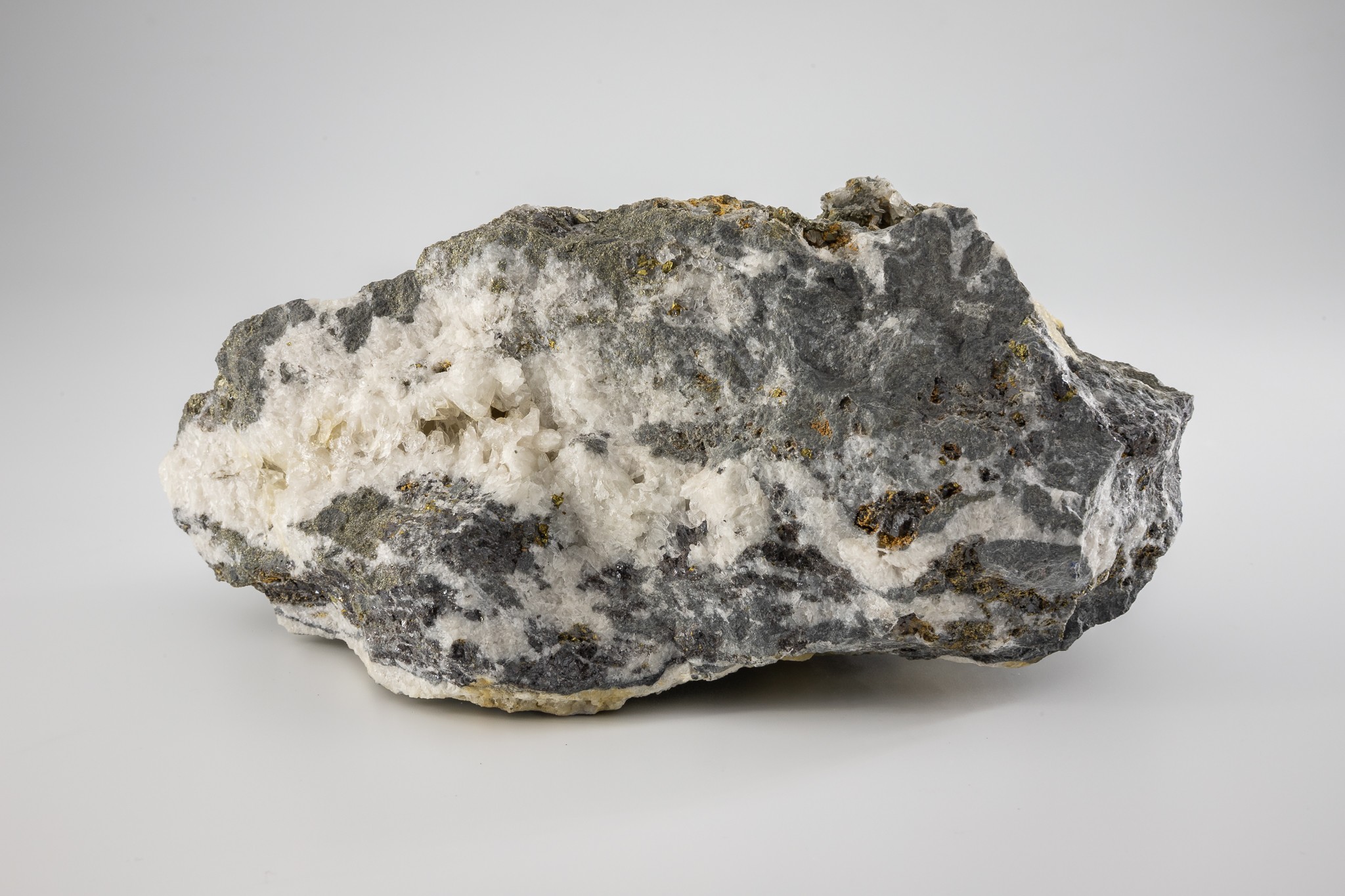 Mineralparagenese in einer Grauwacken-Brekzie (Museum der Westlausitz Kamenz CC BY-NC-SA)