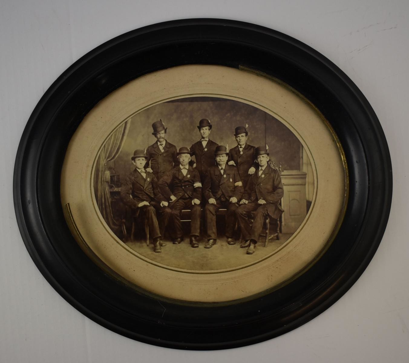 Gruppenporträt von sieben Herren mit Melone (Deutsches Damast- und Frottiermuseum CC BY-NC-ND)