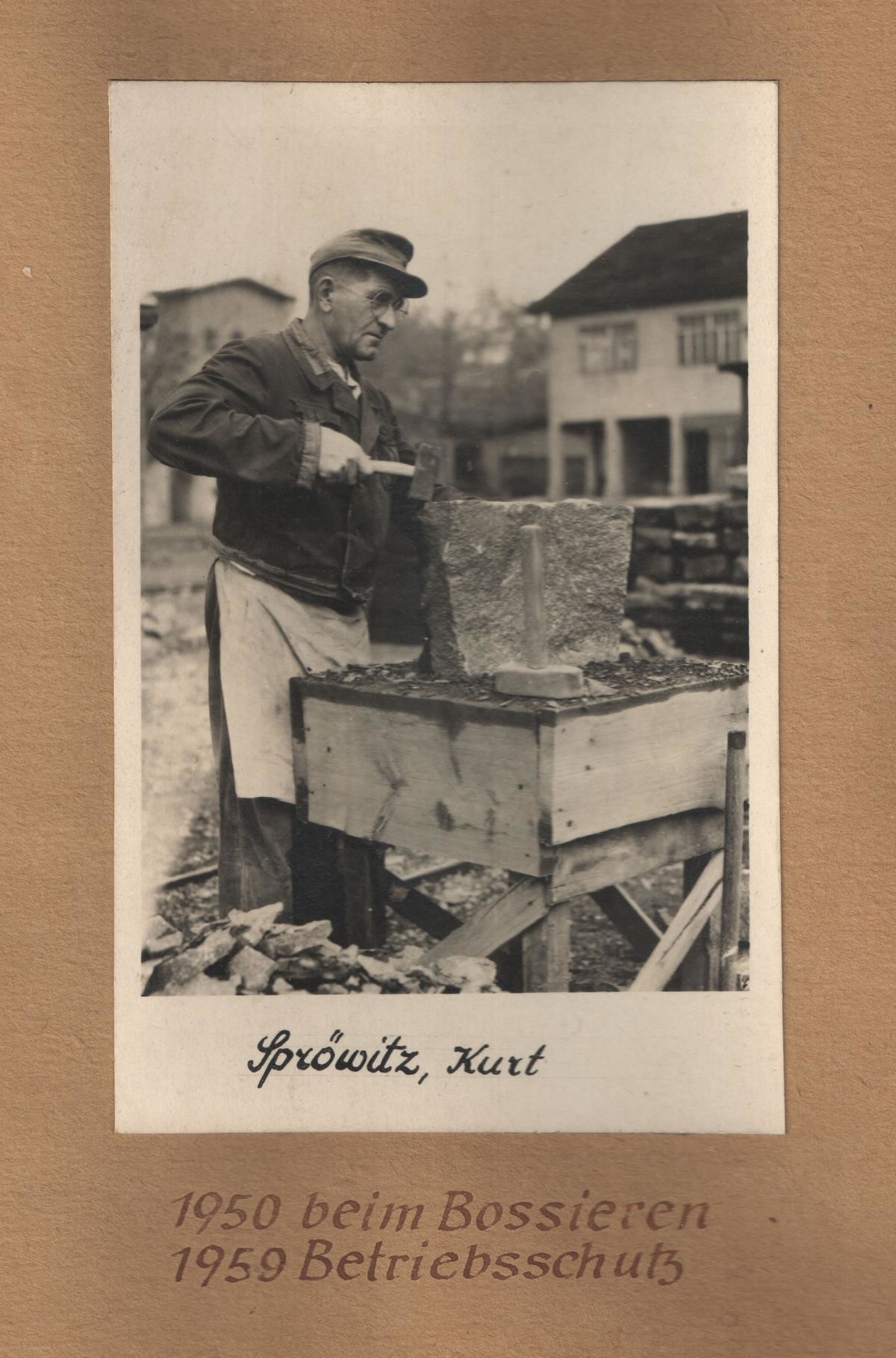 Kurt Spröwitz beim Bossieren (Museum Steinarbeiterhaus Hohburg CC BY-NC-SA)
