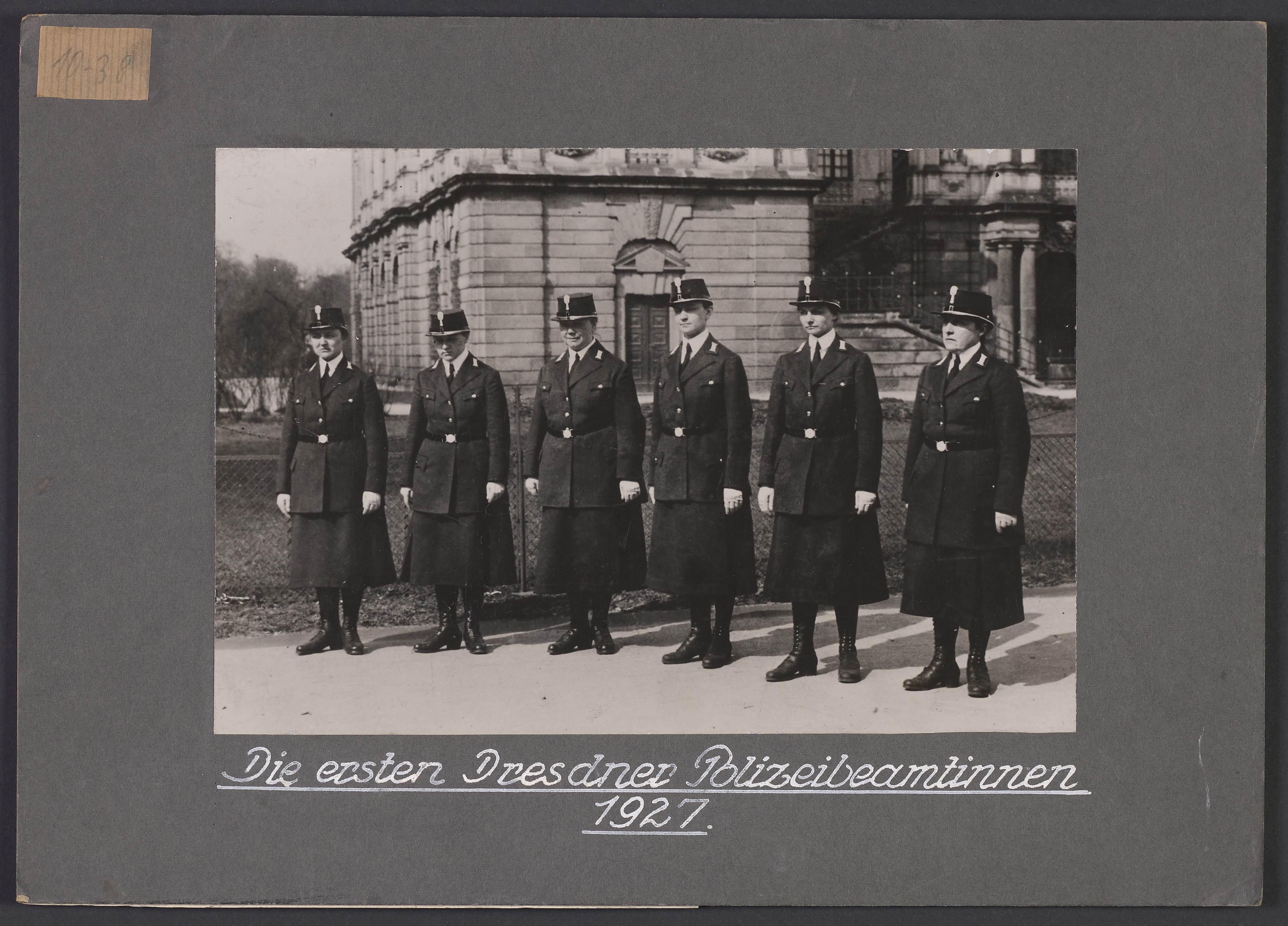 Lehrtafel " Die ersten Dresdner Polizeibeamtinnen 1927" (Polizeidirektion Dresden RR-F)