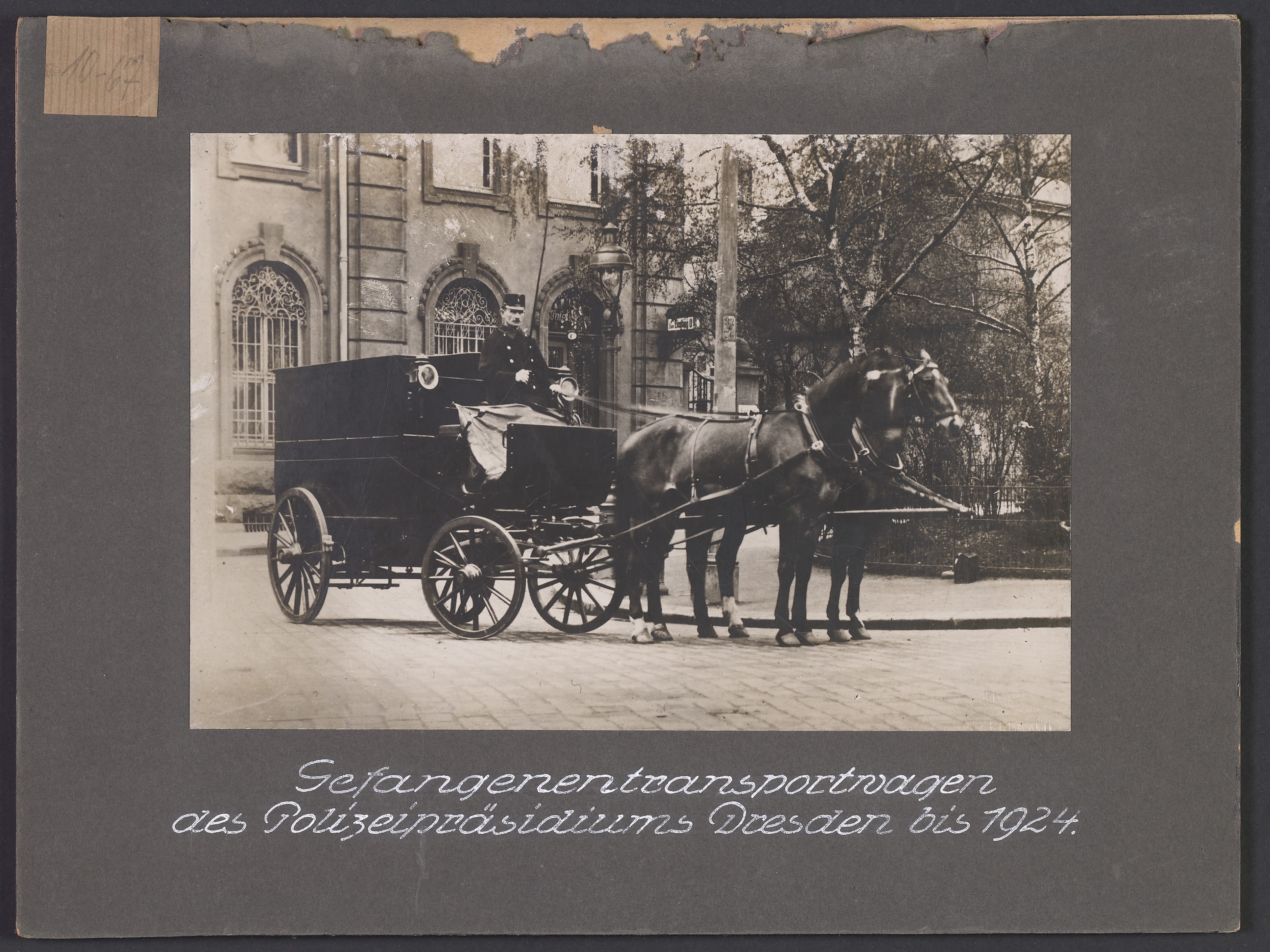 Lehrtafel "Gefangenentransportwagen des Polizeipräsidiums Dresden bis 1924" (Polizeidirektion Dresden RR-F)