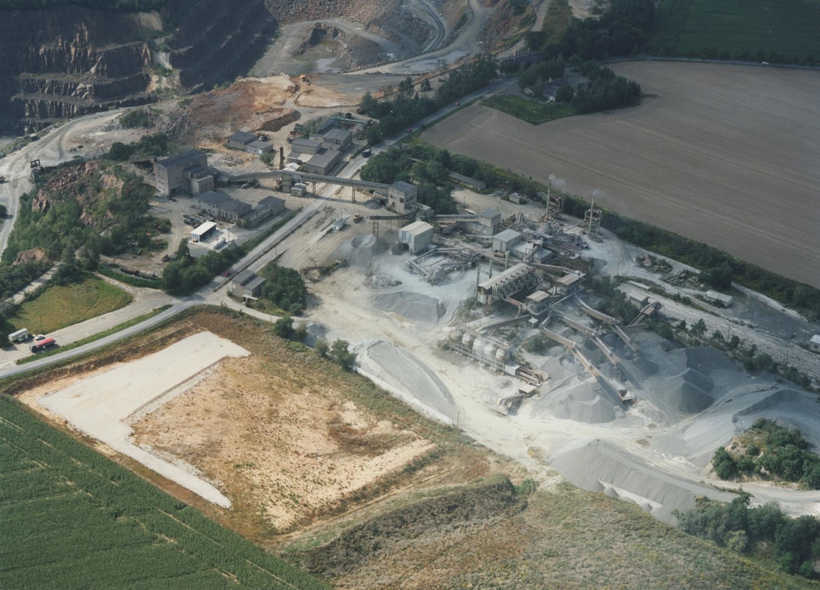 Luftaufnahme "Blick auf die gesamte Aufbereitungsanlage des Steinbruchs Lüptitz" (Museum Steinarbeiterhaus Hohburg CC BY-NC-SA)
