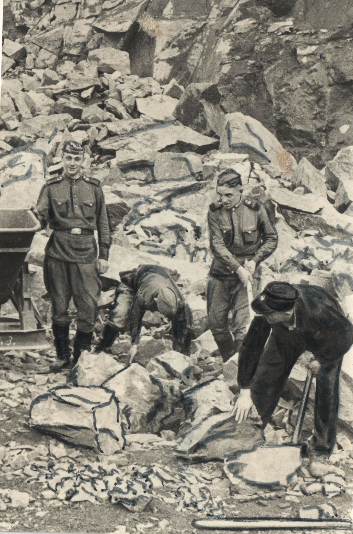 Sowjetsoldaten helfen im Steinbruch Lüptitz (Museum Steinarbeiterhaus Hohburg CC BY-NC-SA)