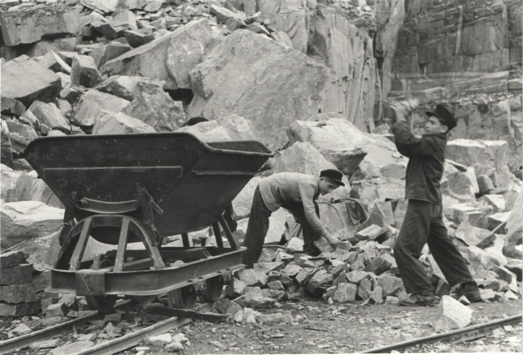 Steinarbeiter beim Beladen einer Kipplore (Museum Steinarbeiterhaus Hohburg CC BY-NC-SA)