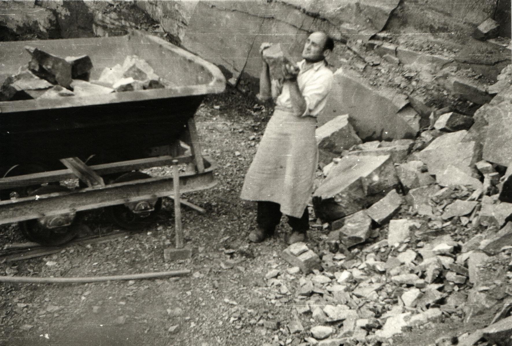 Steinarbeiter beim Beladen einer Kipplore (Museum Steinarbeiterhaus Hohburg CC BY-NC-SA)