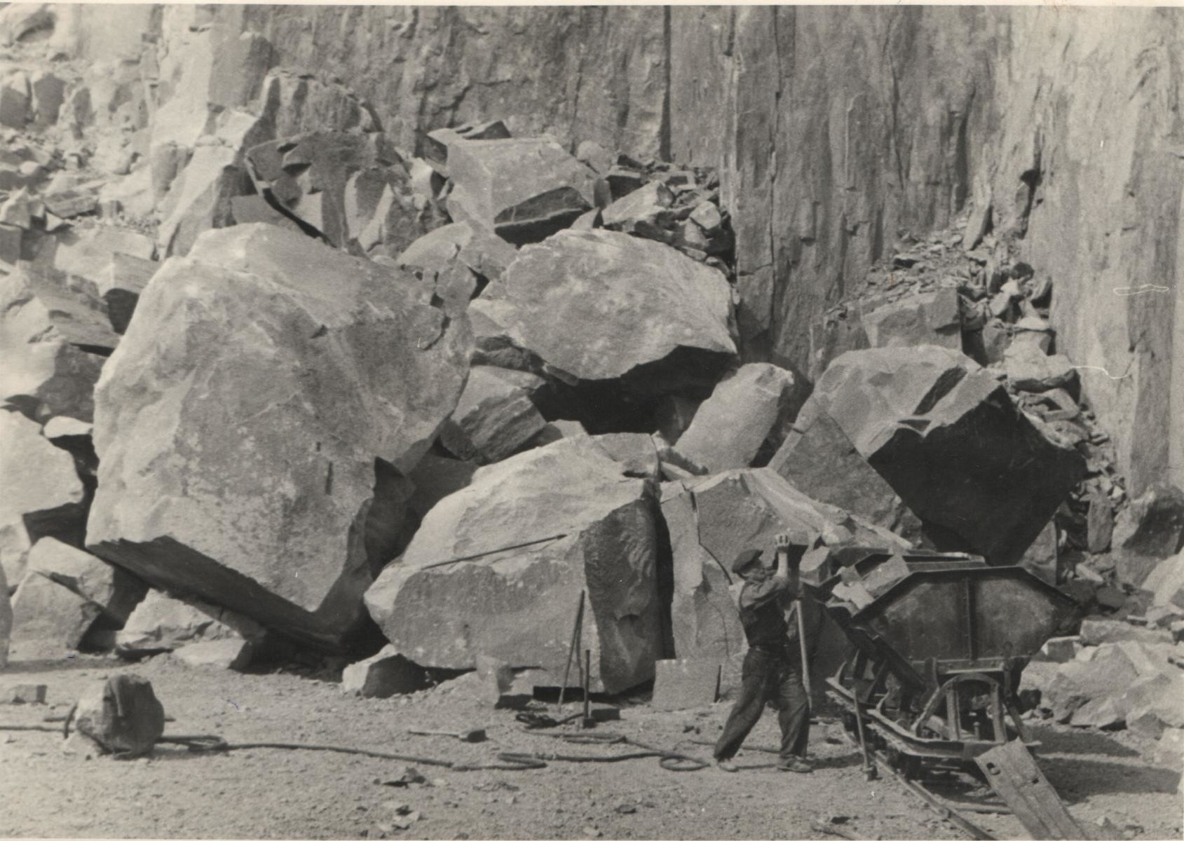 Steinarbeiter beim Beladen einer Lore (Museum Steinarbeiterhaus Hohburg CC BY-NC-SA)
