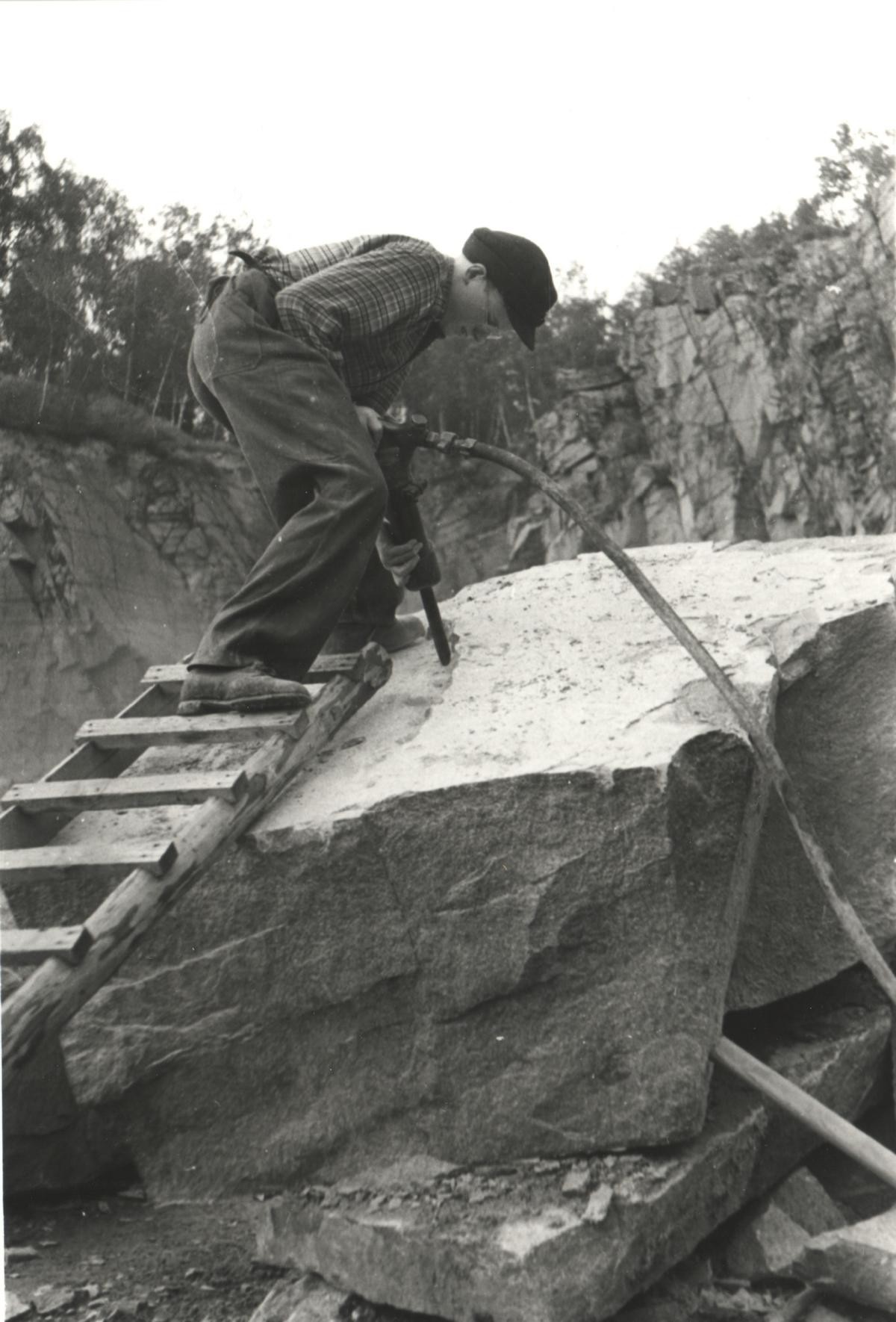 Steinarbeiter beim "Knabberbohren" (Museum Steinarbeiterhaus Hohburg CC BY-NC-SA)