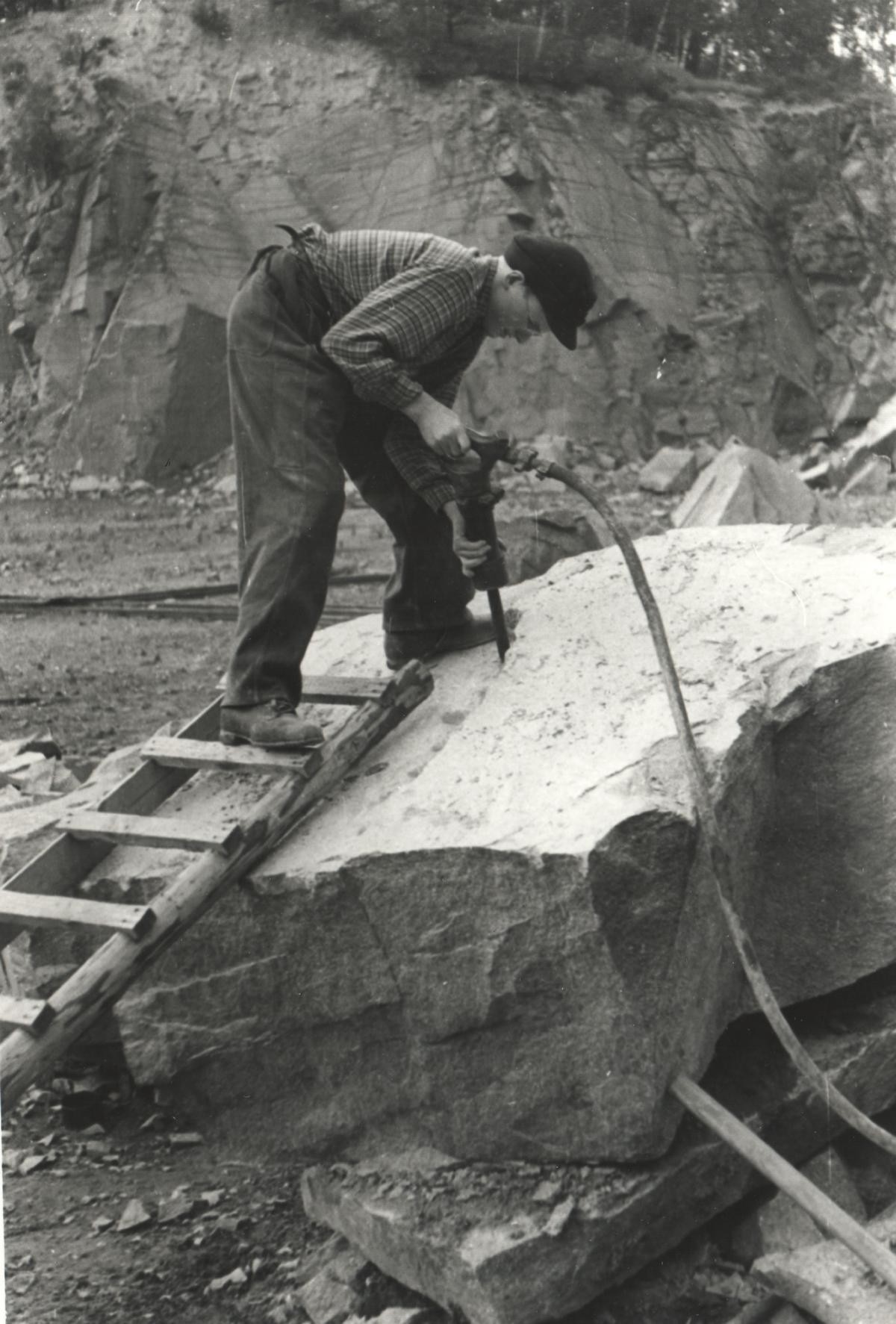 Steinarbeiter beim "Knabberbohren" mit Pressluftbohrer (Museum Steinarbeiterhaus Hohburg CC BY-NC-SA)