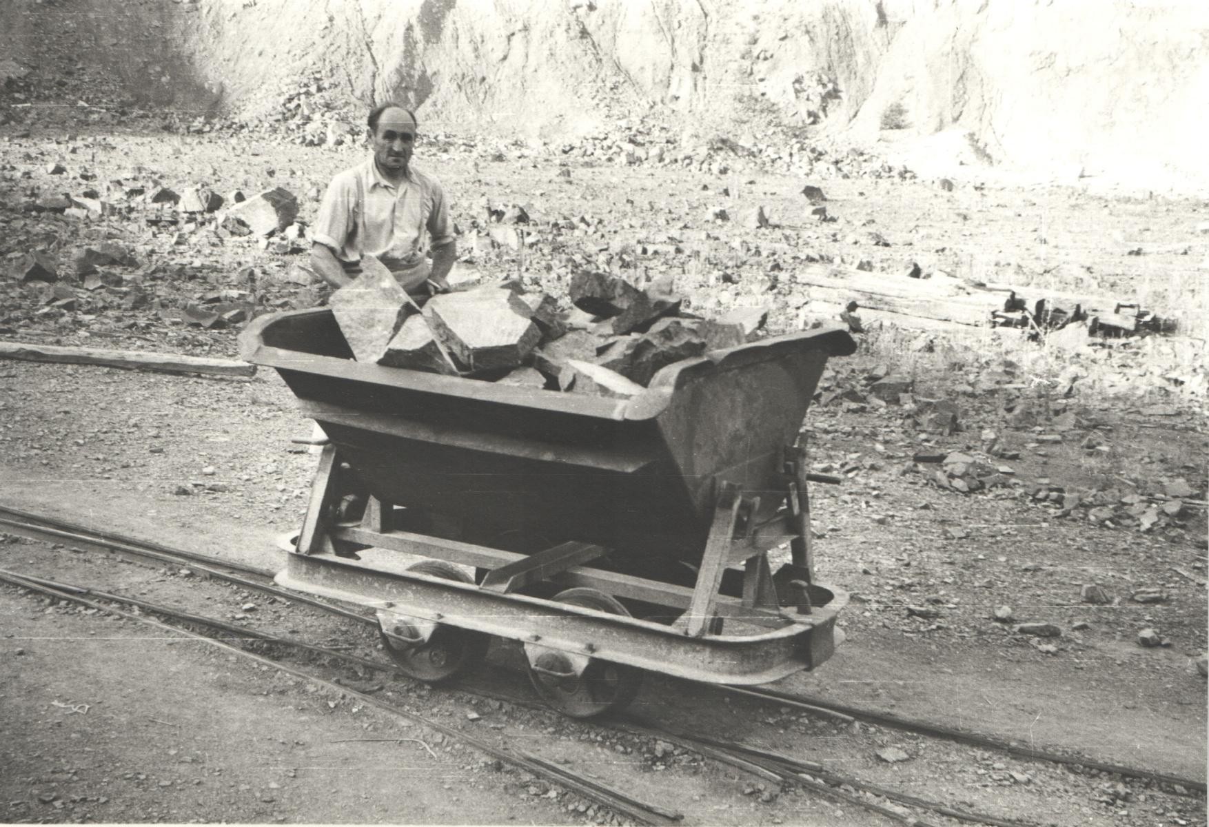 Steinarbeiter beim Schieben einer Kipplore (Museum Steinarbeiterhaus Hohburg CC BY-NC-SA)