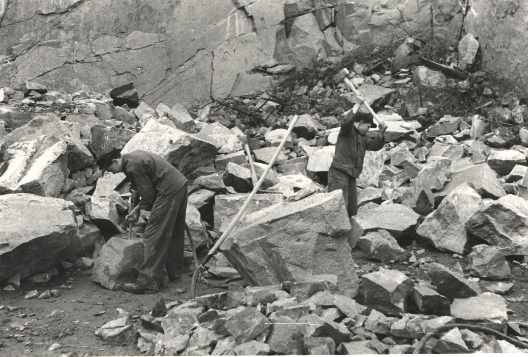 Steinarbeiter beim Sortieren des Haufwerks (Museum Steinarbeiterhaus Hohburg CC BY-NC-SA)