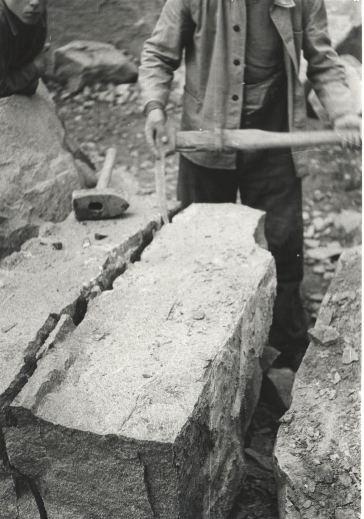 Steinarbeiter beim Spalten eines Steins (Museum Steinarbeiterhaus Hohburg CC BY-NC-SA)