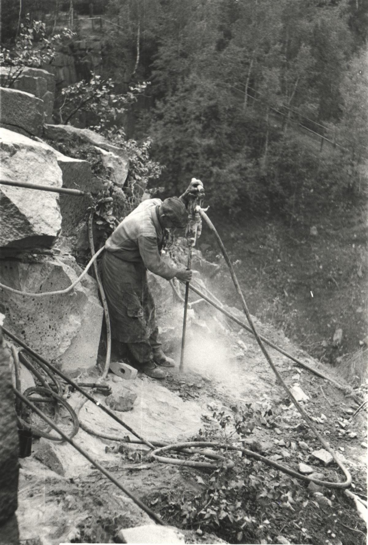 Steinarbeiter beim Sprenglochbohren (Museum Steinarbeiterhaus Hohburg CC BY-NC-SA)