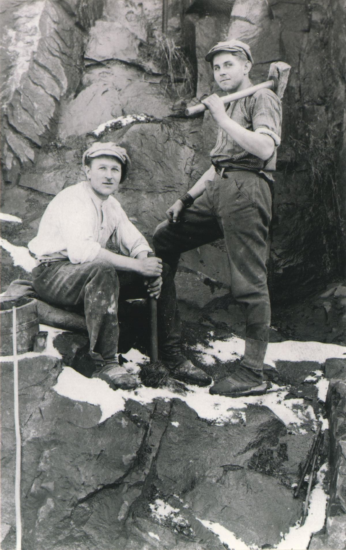 Zwei Steinarbeiter im Bruch (Reproduktion) (Museum Steinarbeiterhaus Hohburg CC BY-NC-SA)