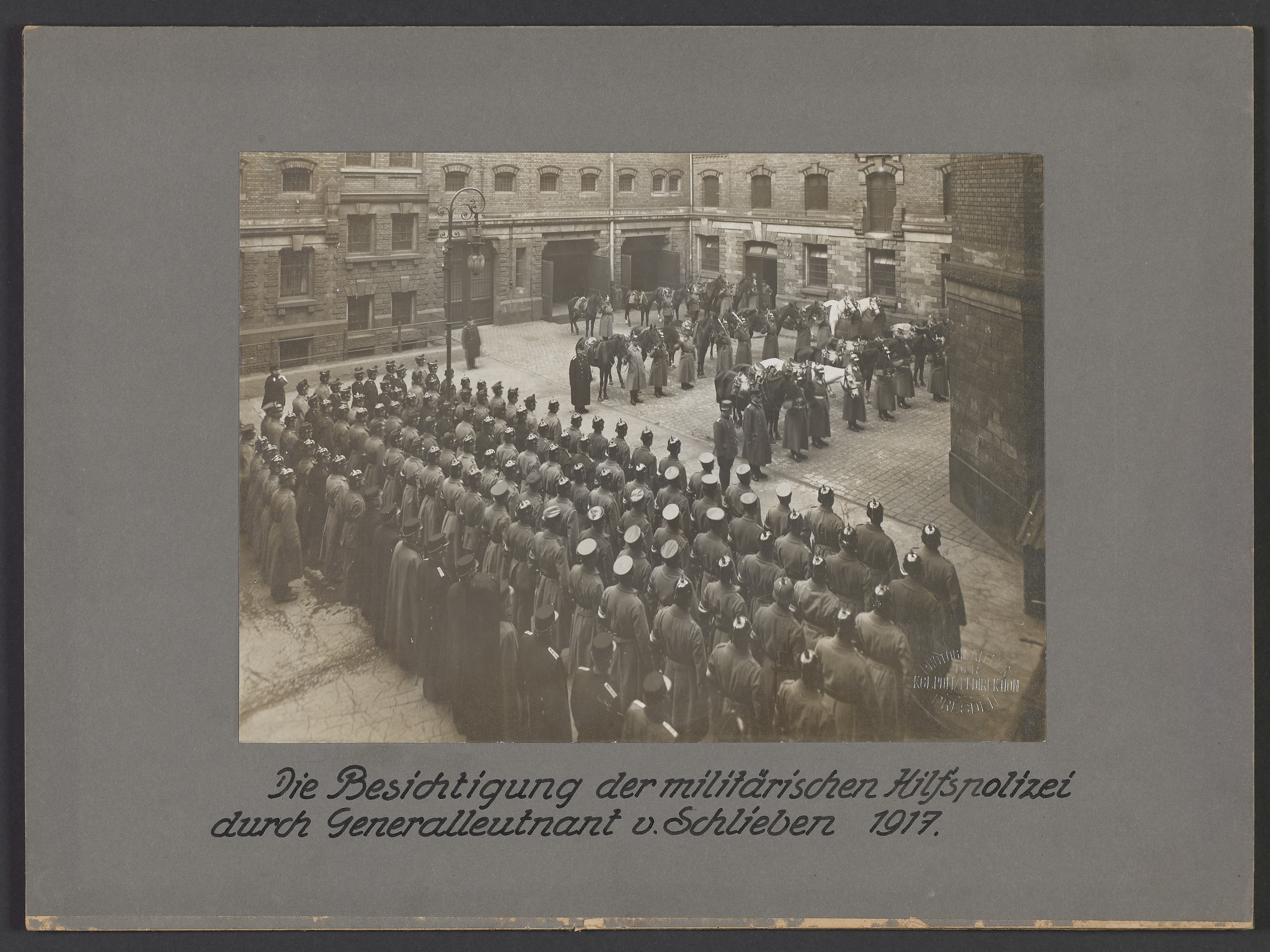 Lehrtafel "Besichtigung der militärischen Hilfspolizei durch Generalleutnant von Schlieben", 1917 (Polizeidirektion Dresden RR-F)