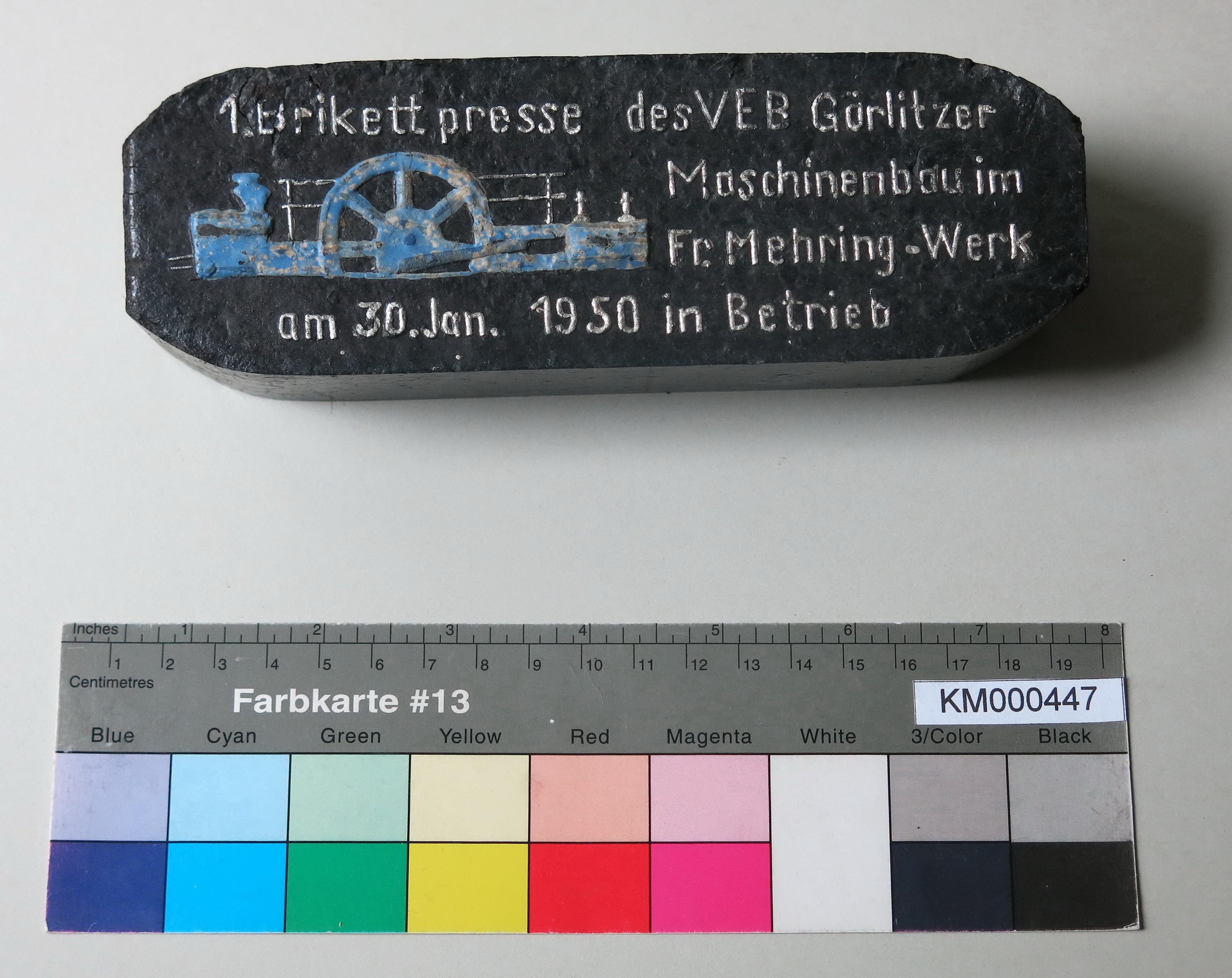 Zierbrikett "1. Brikettpresse des VEB Görlitzer Maschinenbau im Fr. Mehring-Werk am 30. Jan. 1950 in Betrieb" (Energiefabrik Knappenrode CC BY-SA)