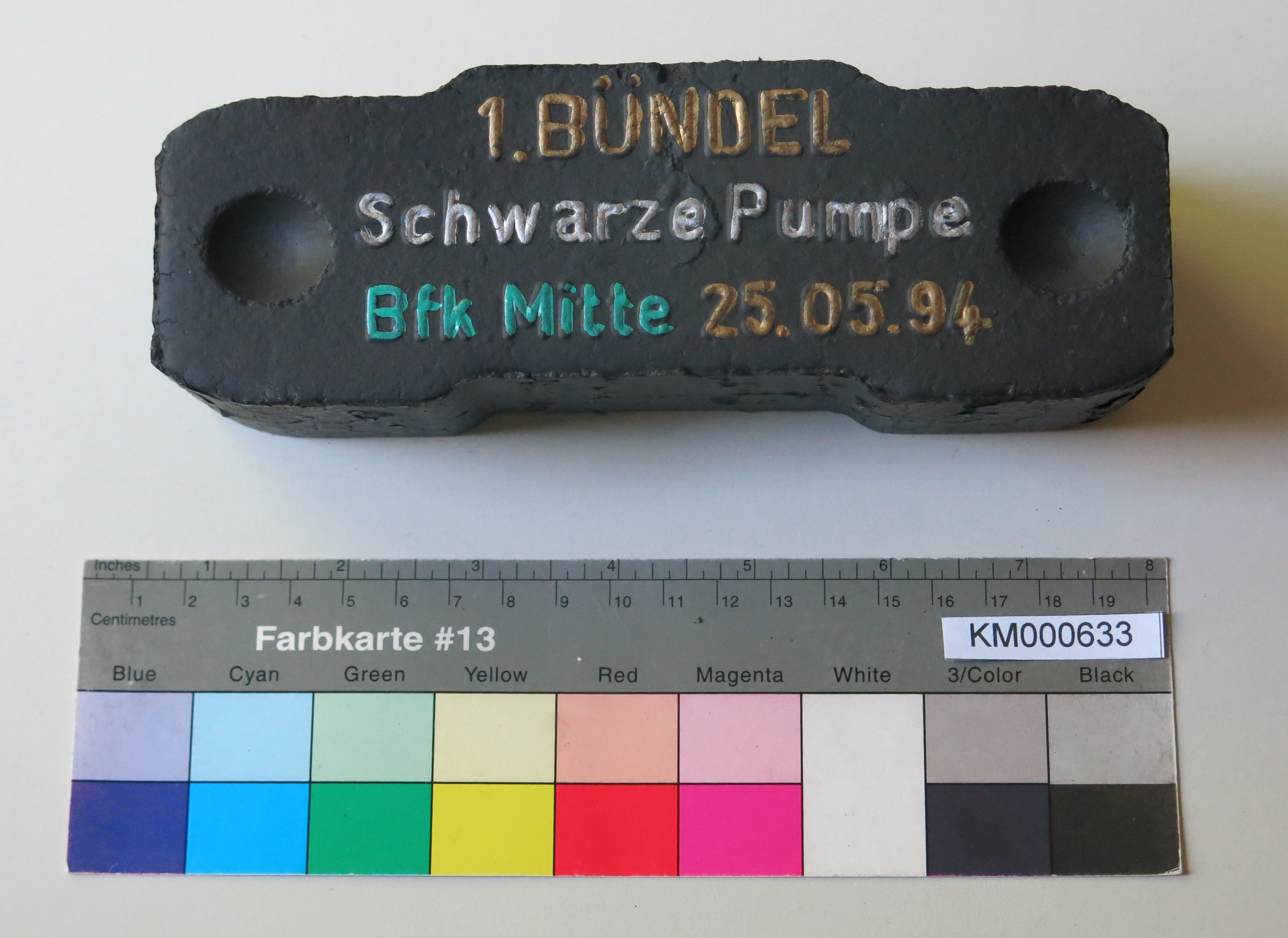 Zierbrikett "1. Bündel Schwarze Pumpe Bfk. Mitte 25.05.94" (Energiefabrik Knappenrode CC BY-SA)