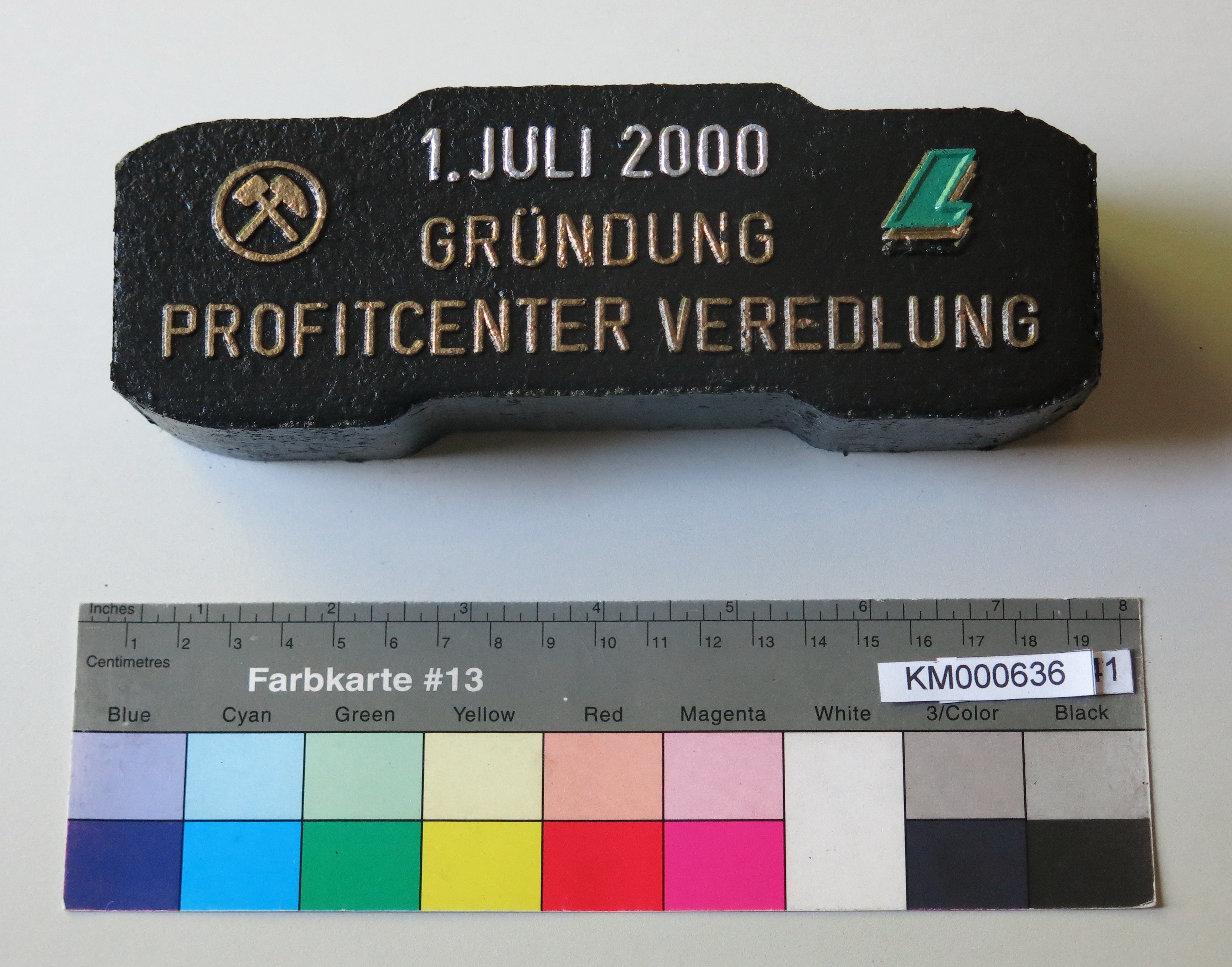 Zierbrikett "1. JULI 2000 GRÜNDUNG PROFITCENTER VEREDLUNG" (Energiefabrik Knappenrode CC BY-SA)