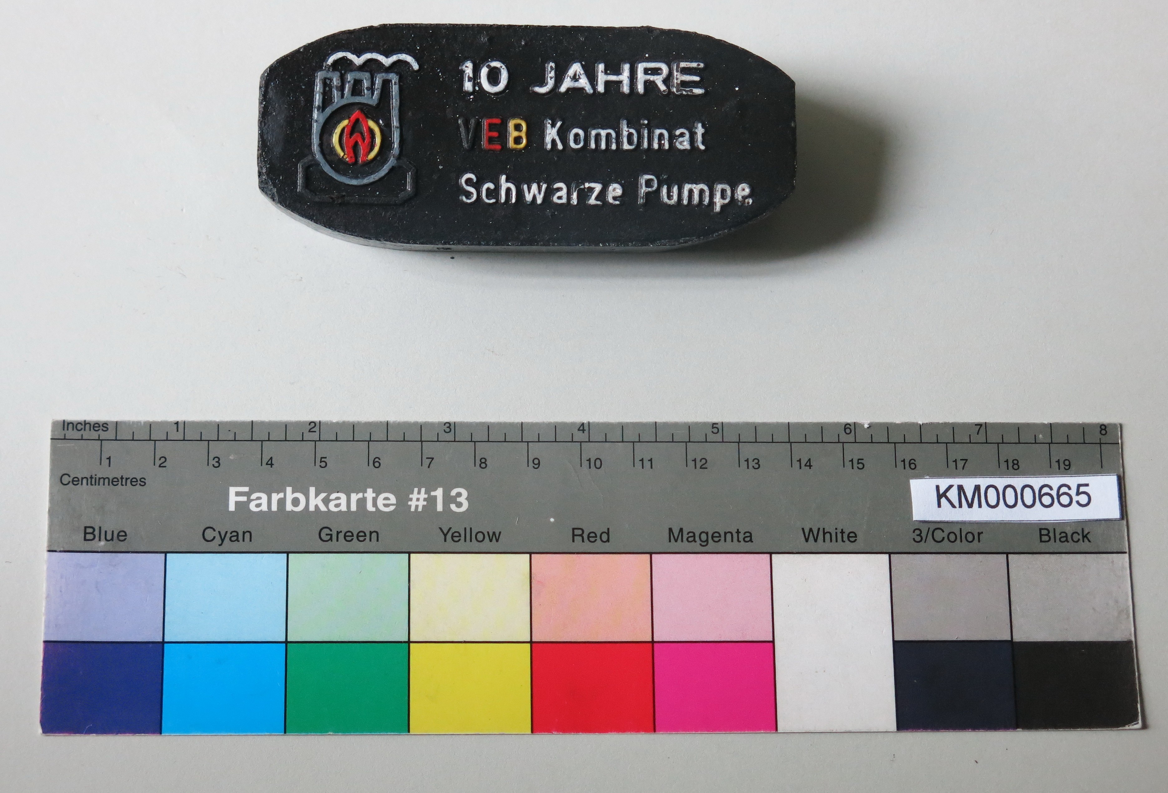 Zierbrikett "10 JAHRE VEB Kombinat Schwarze Pumpe" (Energiefabrik Knappenrode CC BY-SA)