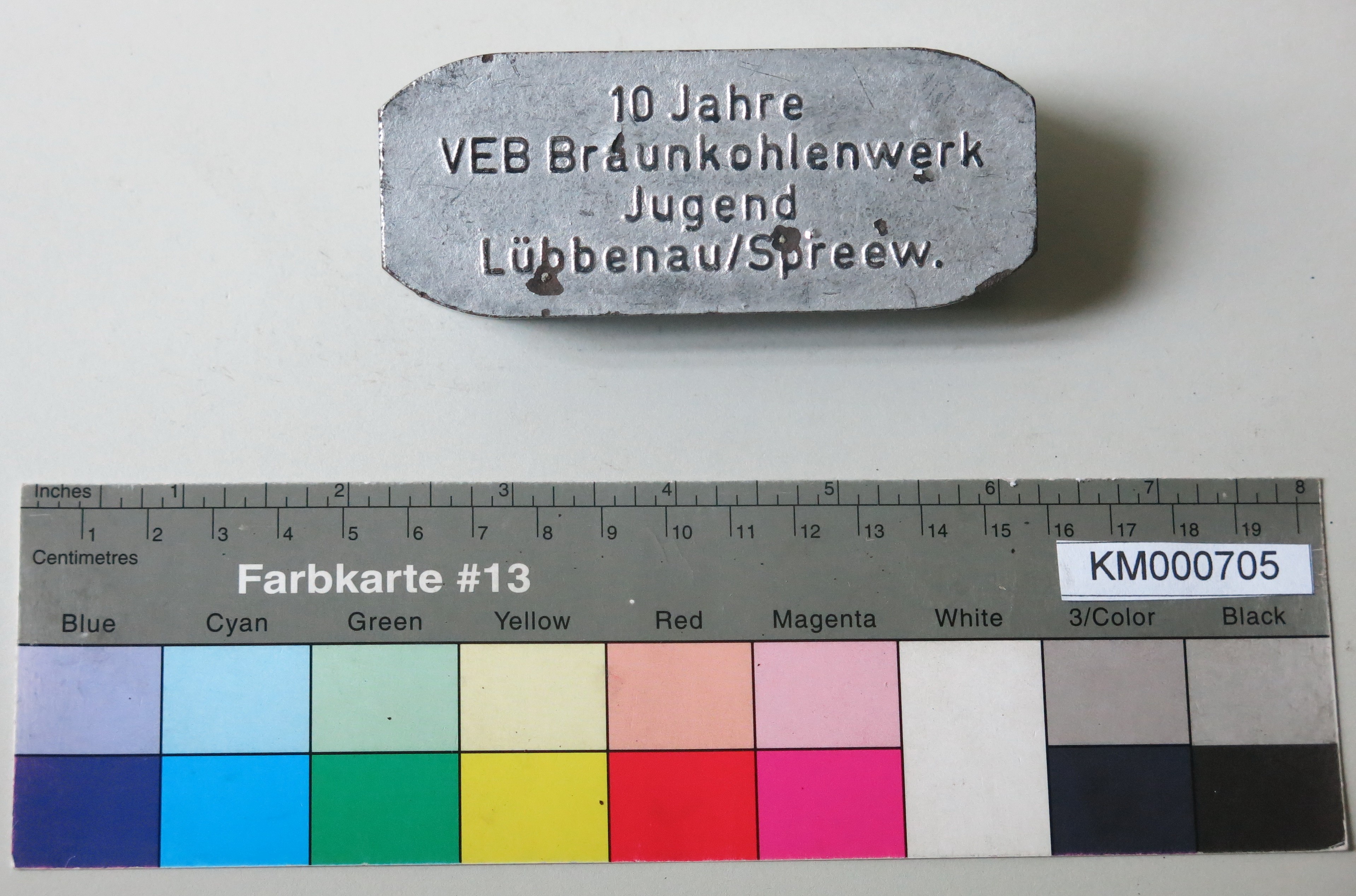 Zierbrikett "10 Jahre VEB Braunkohlenwerk Jugend Lübbenau/Spreew." (Energiefabrik Knappenrode CC BY-SA)
