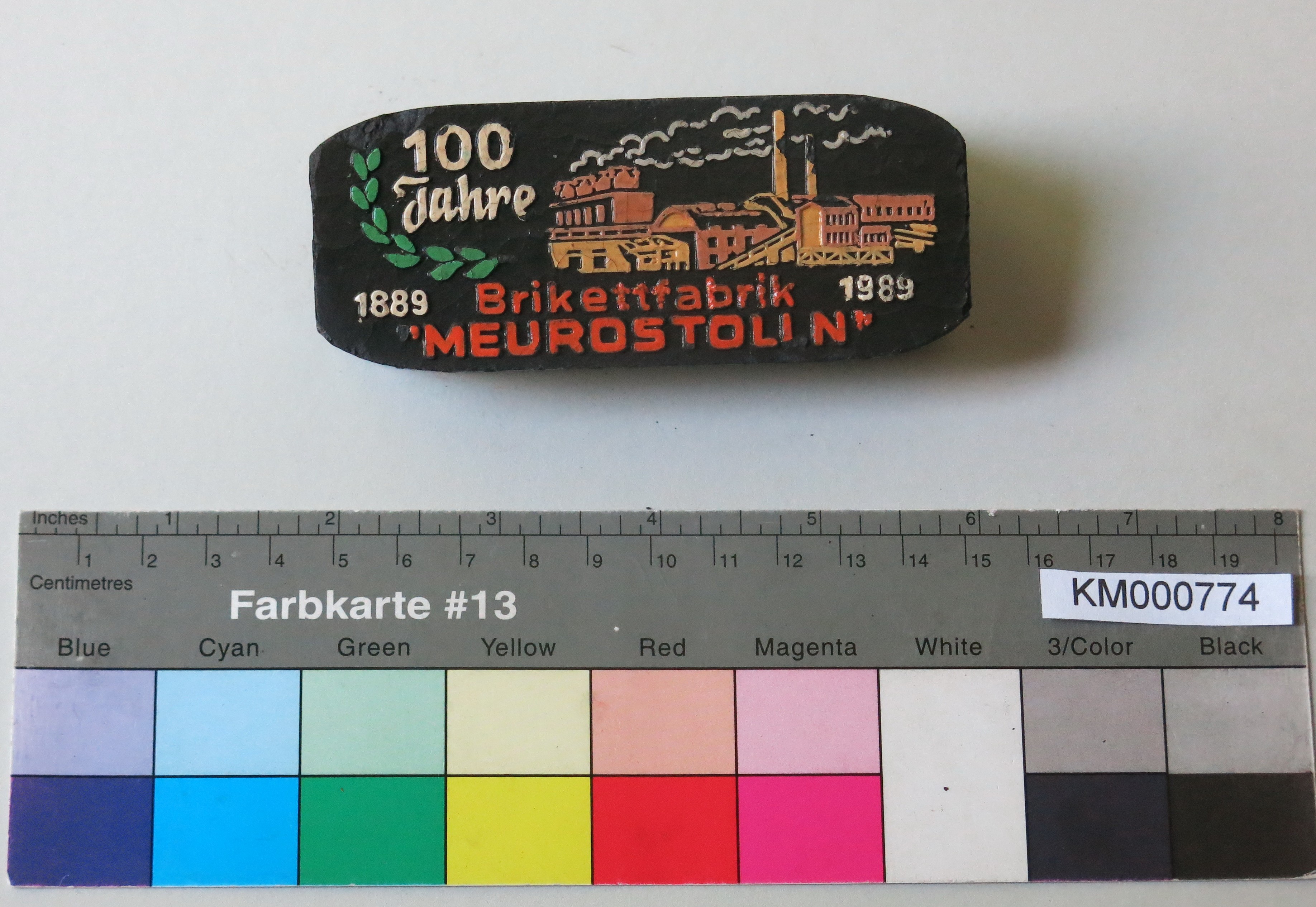 Zierbrikett "100 Jahre Brikettfabrik MEUROSTOLLN 1889 1989" (Energiefabrik Knappenrode CC BY-SA)