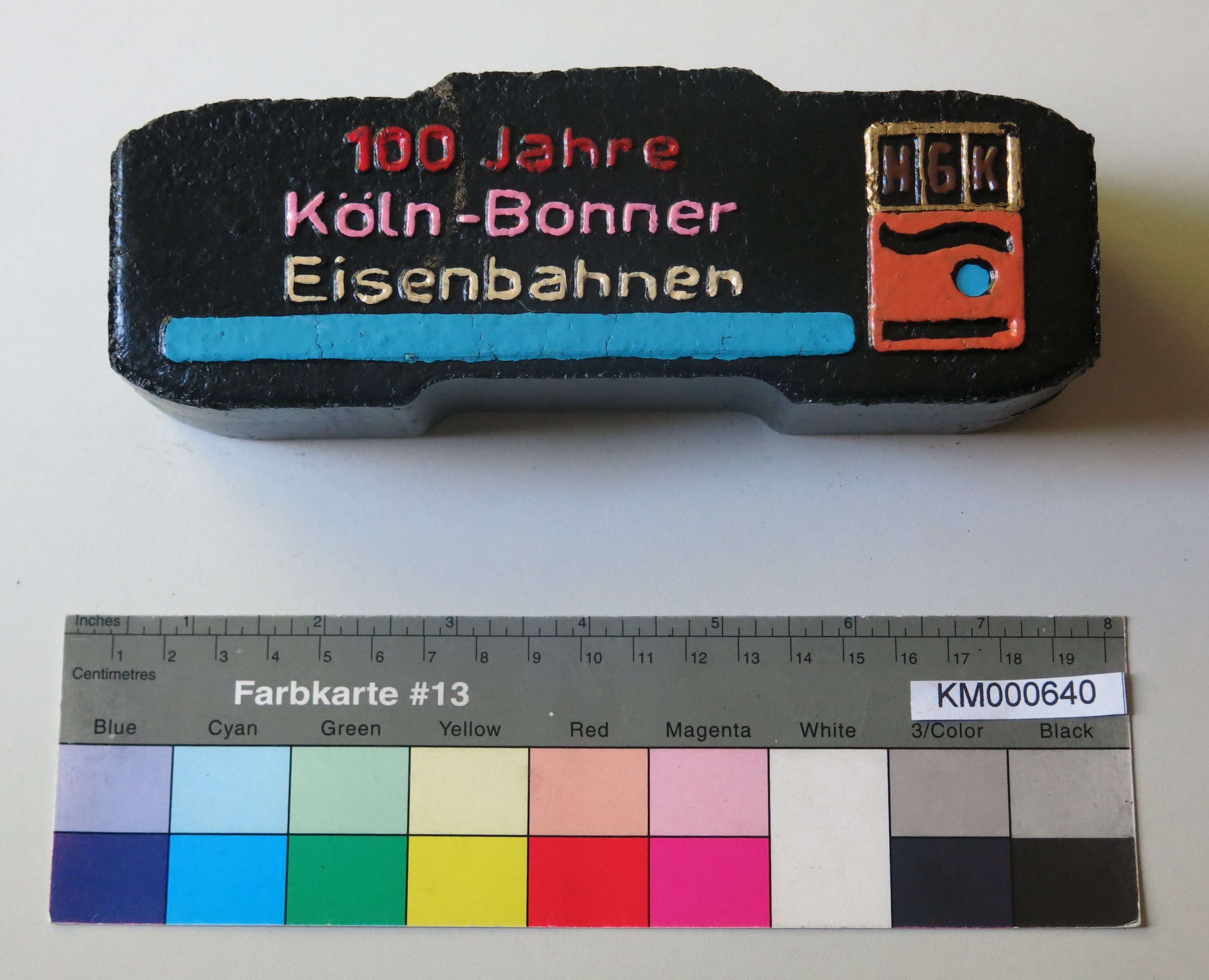 Zierbrikett "100 Jahre Köln-Bonner Eisenbahnen HGK" (Energiefabrik Knappenrode CC BY-SA)